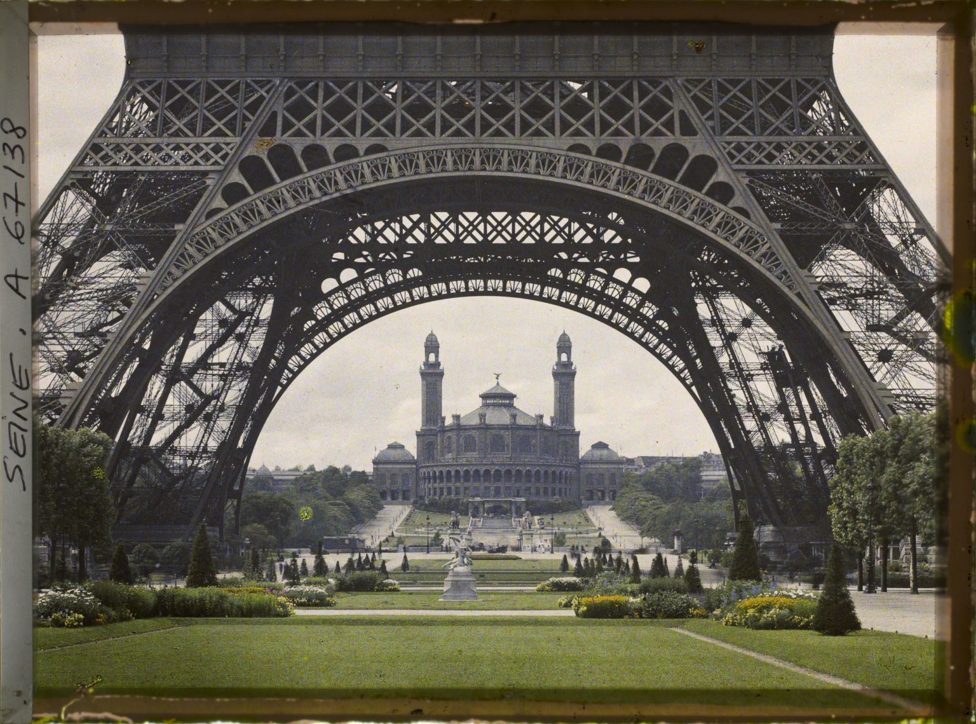 Image représentant Le Trocadéro vu à travers les arches de la tour Eiffel