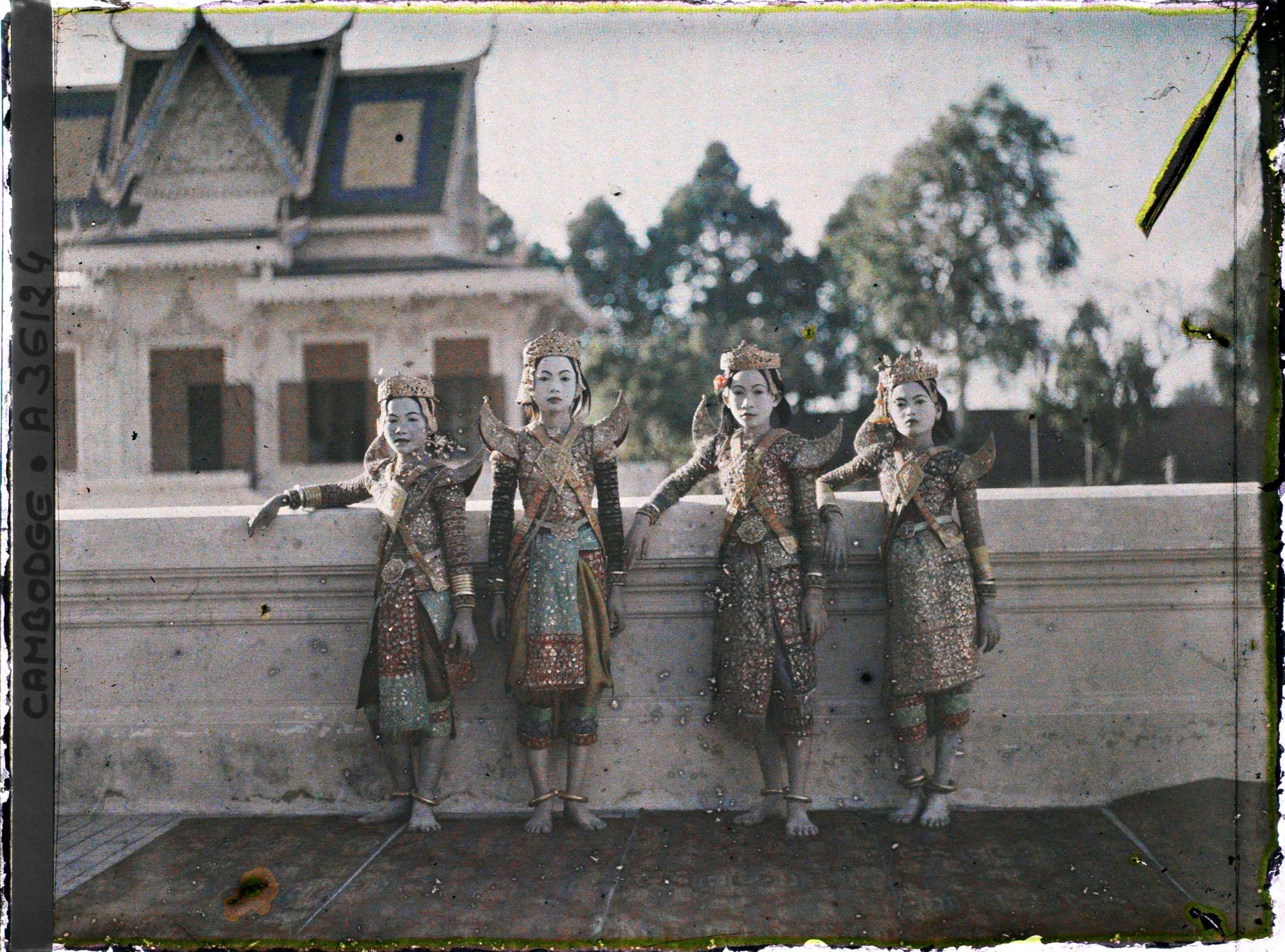 Image représentant Quatre danseuses du ballet royal en costume de jeunes princes (âgés de moins de 17 ans)