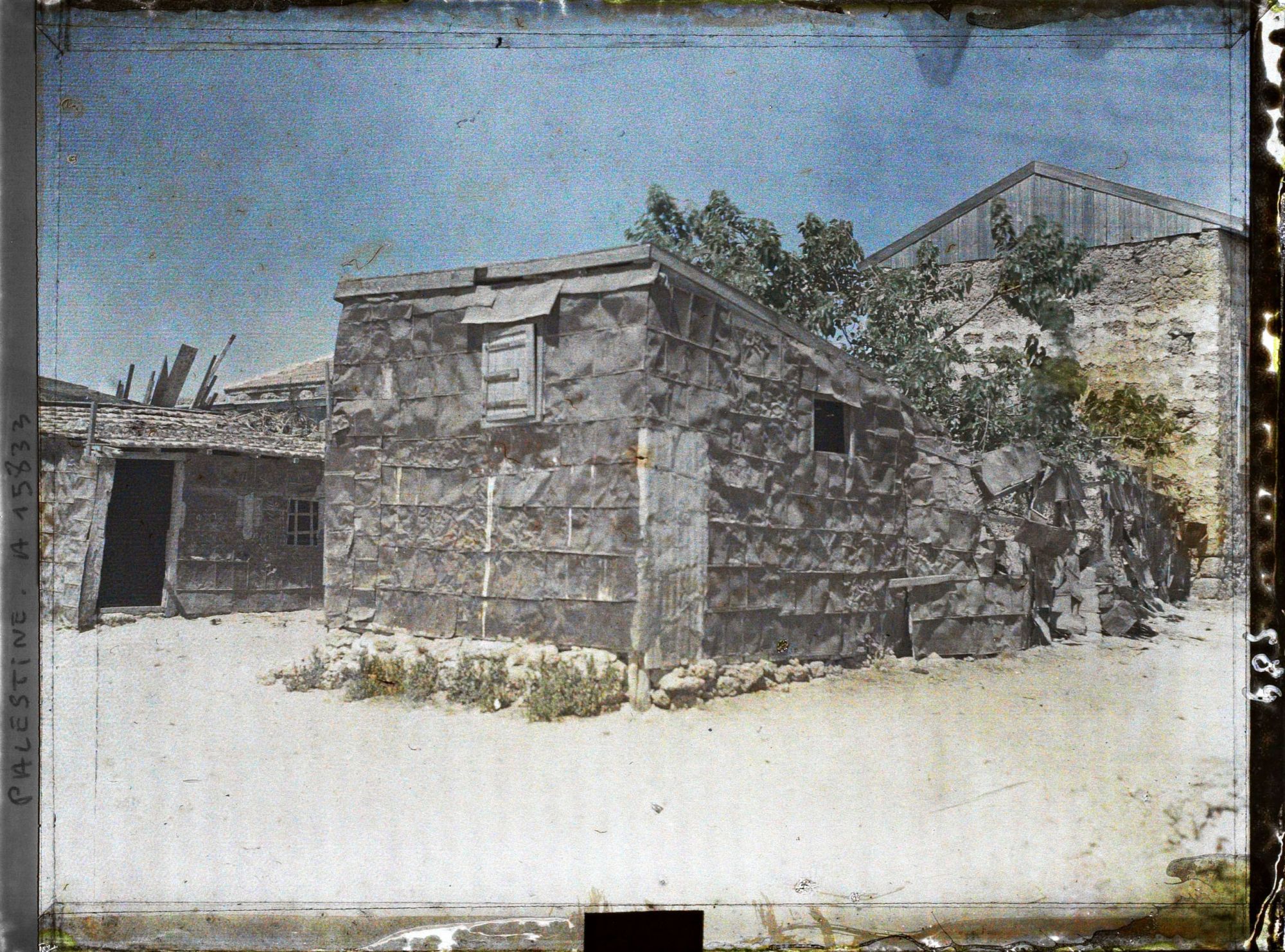 Image représentant Maisons faites de bidons d'essence