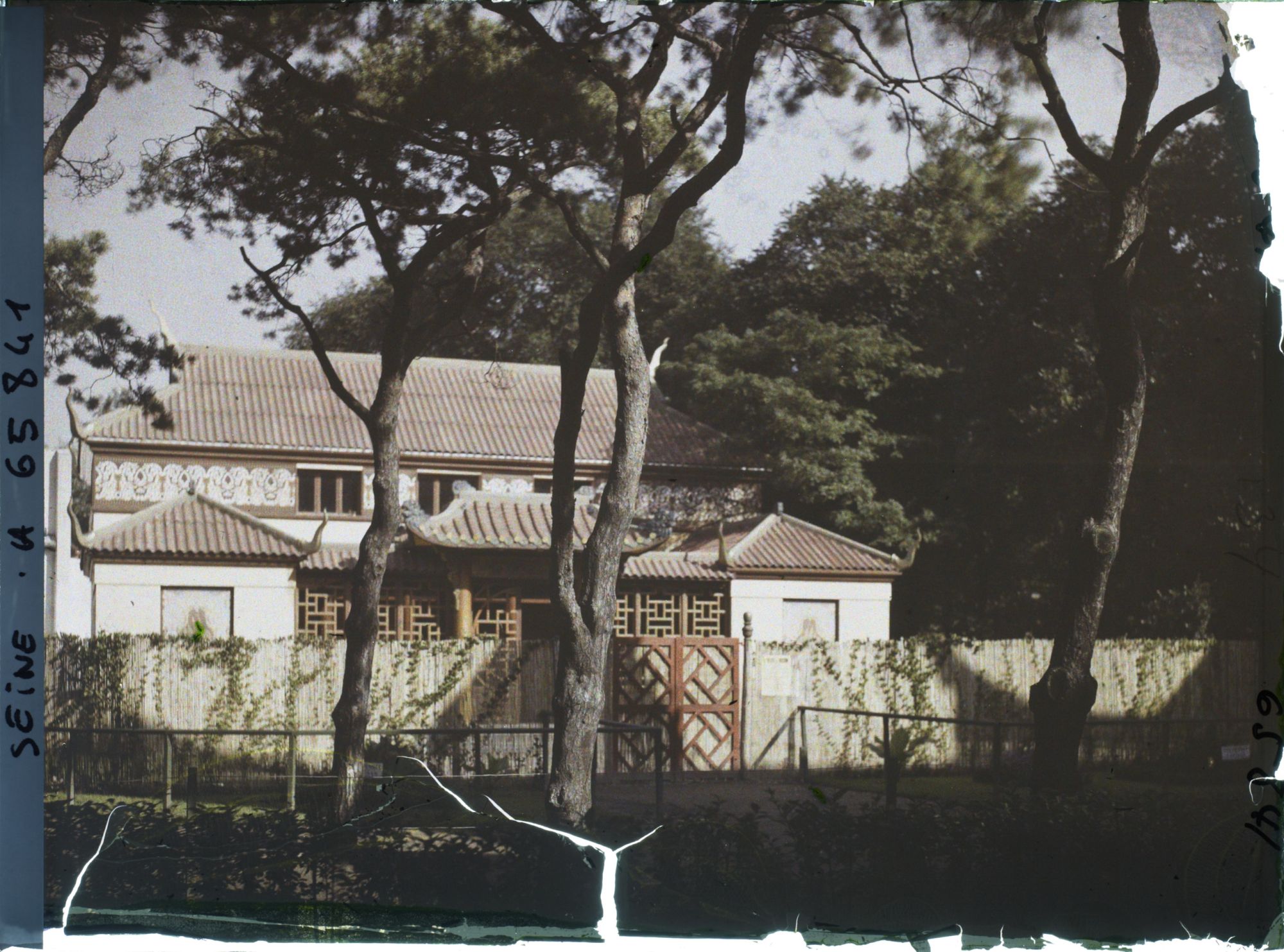 Image représentant L'Exposition Coloniale Internationale de 1931, le pavillon d'habitation des danseuses cambodgiennes