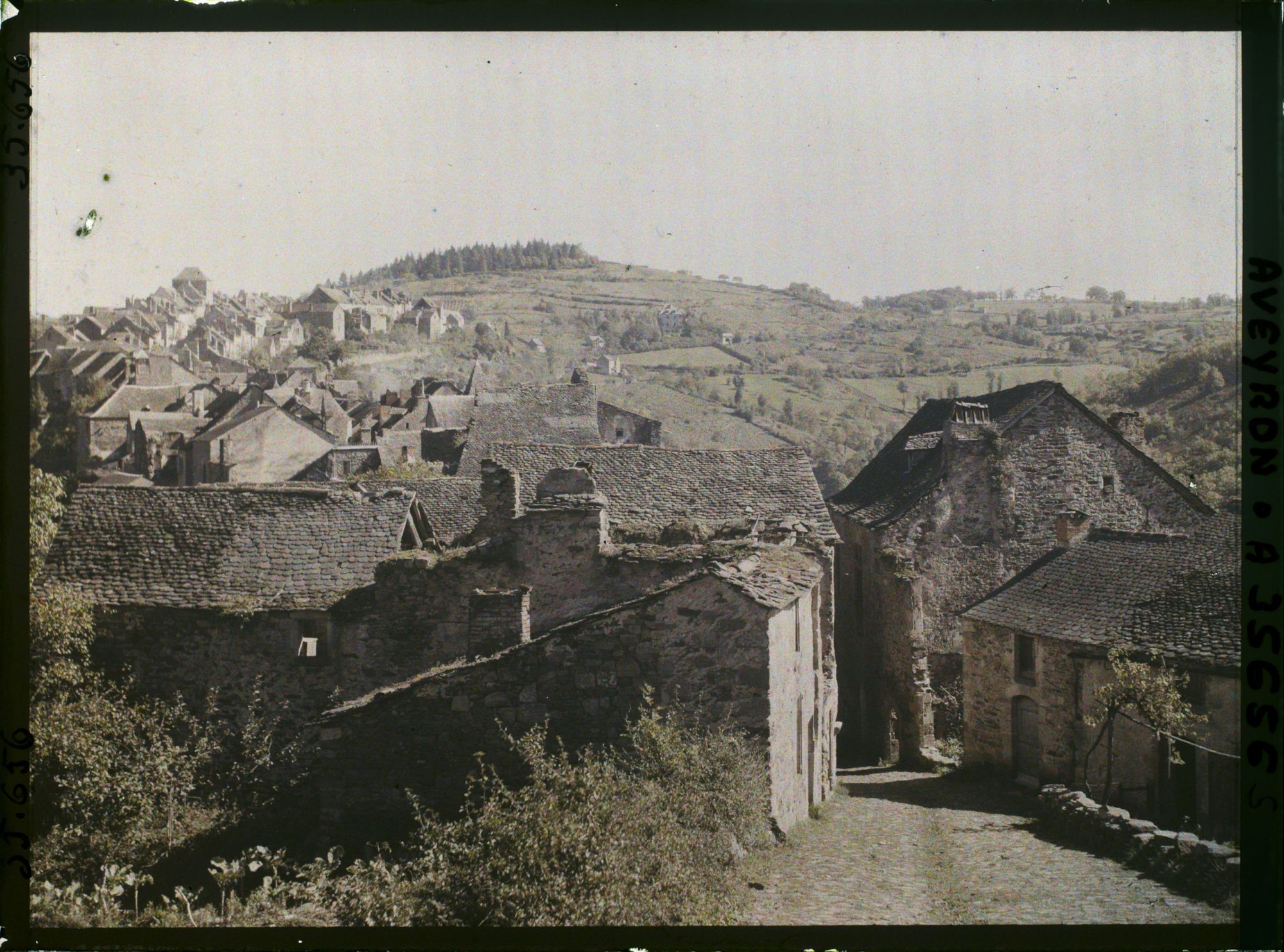 Image représentant La rue du château, vue prise de la forteresse