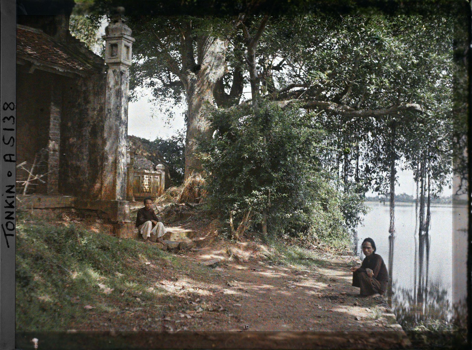 Image représentant La pagode dite " du Gouverneur " au bord du Grand Lac