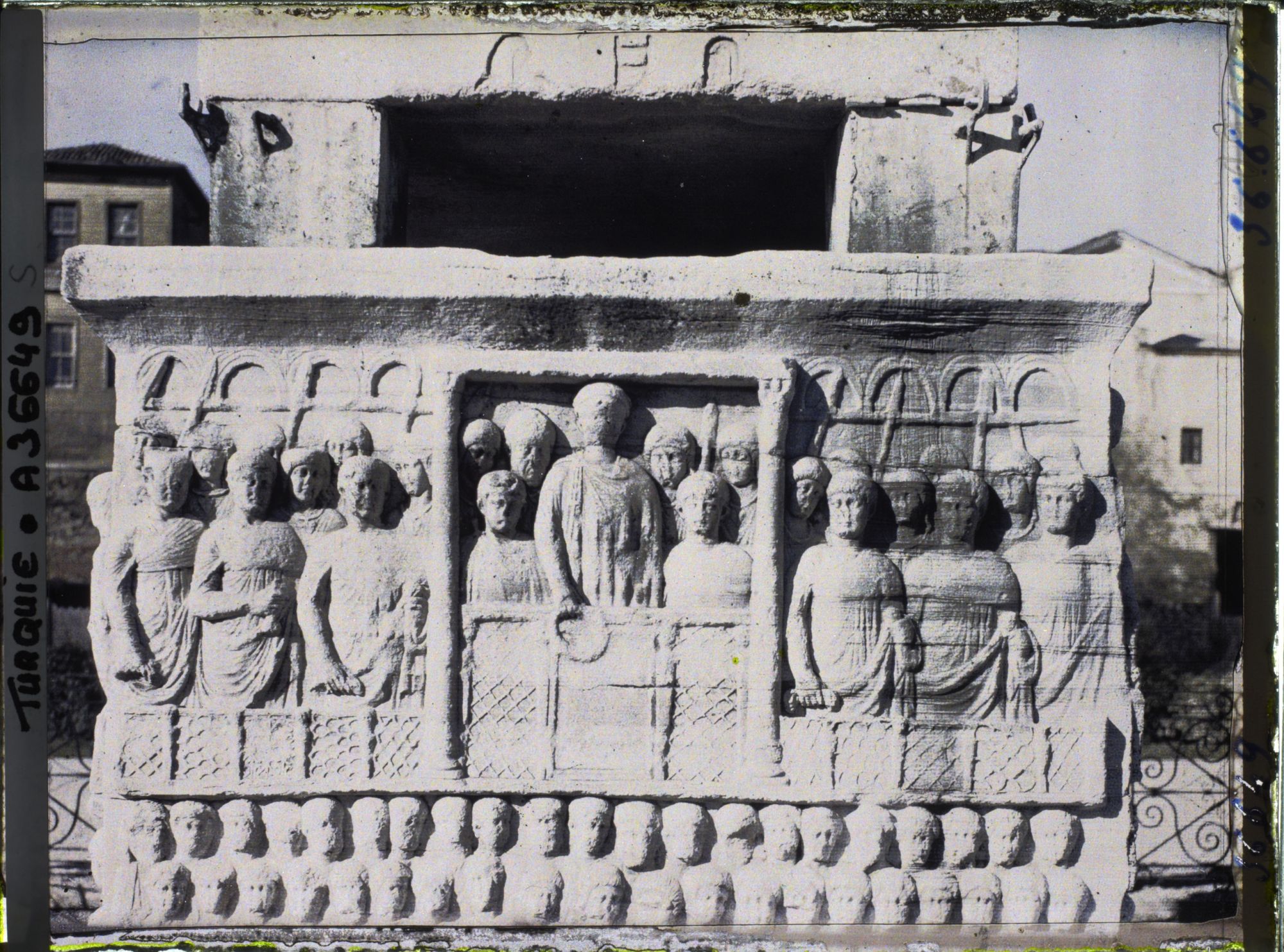 Image représentant Turquie, Constantinople, Obélisque de Théodose, bas-reliefs Sud: Théodose présidant aux Jeux du Cirque