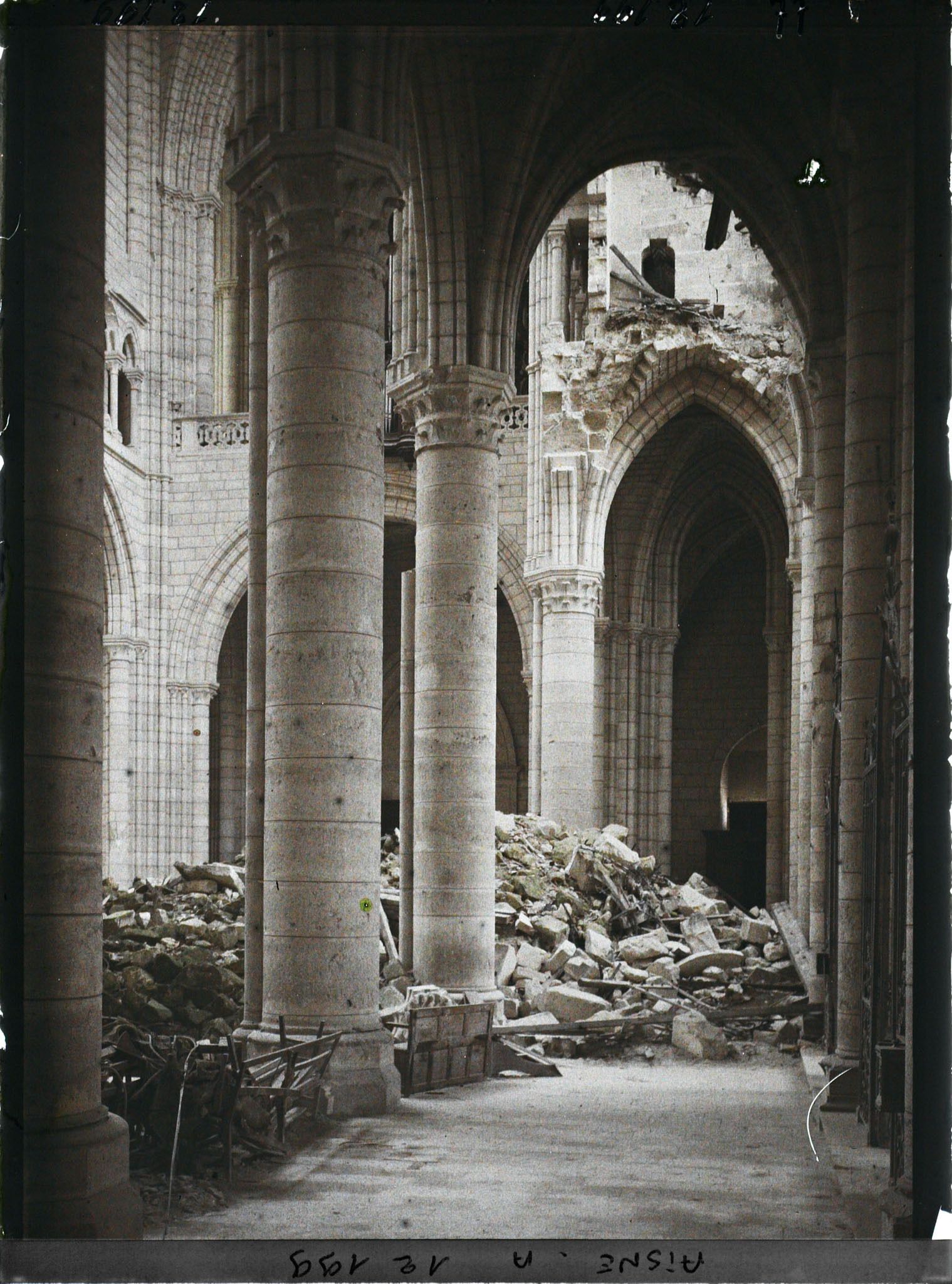 Image représentant Bas-côté de la cathédrale avec des débris de la voûte