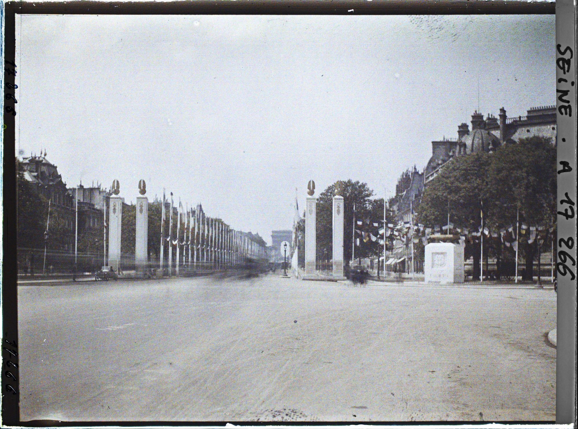Image représentant Pylônes sur l'avenue des Champs-Elysées décorée pour les fêtes de la Victoire des 13 et 14 juillet