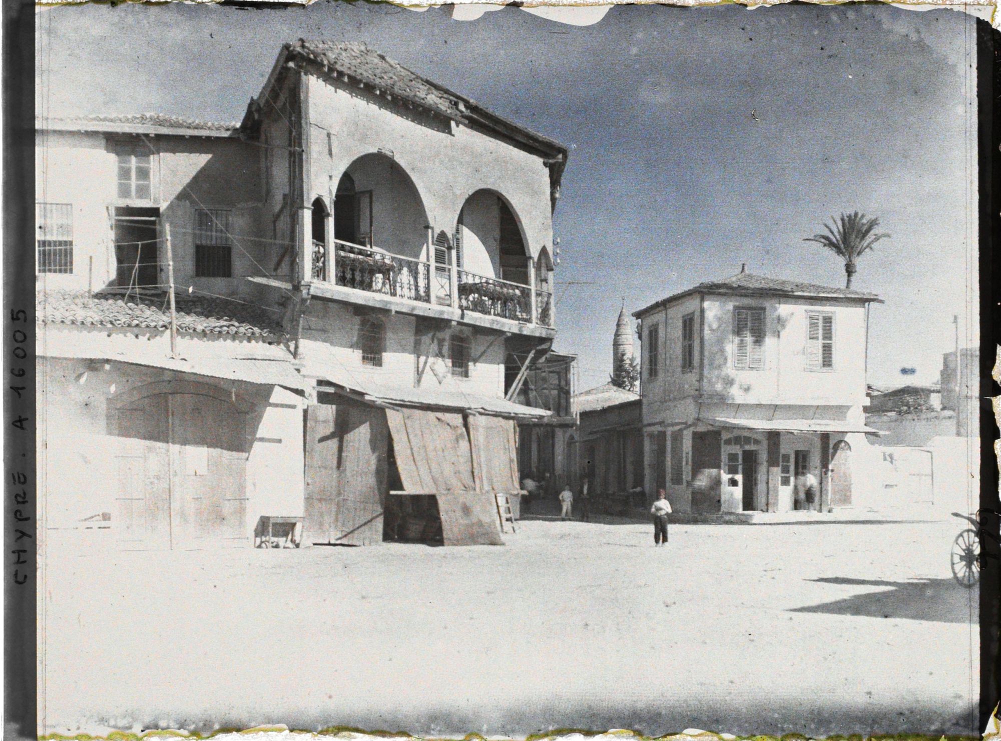Image représentant Une place et au loin, une mosquée