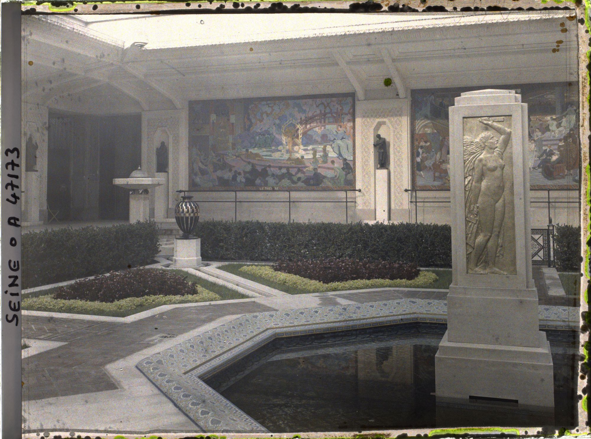 Image représentant L'Exposition des arts décoratifs, la Cour des métiers, Charles Plumet, Panneaux de Rapin, Marret et Guillonnet