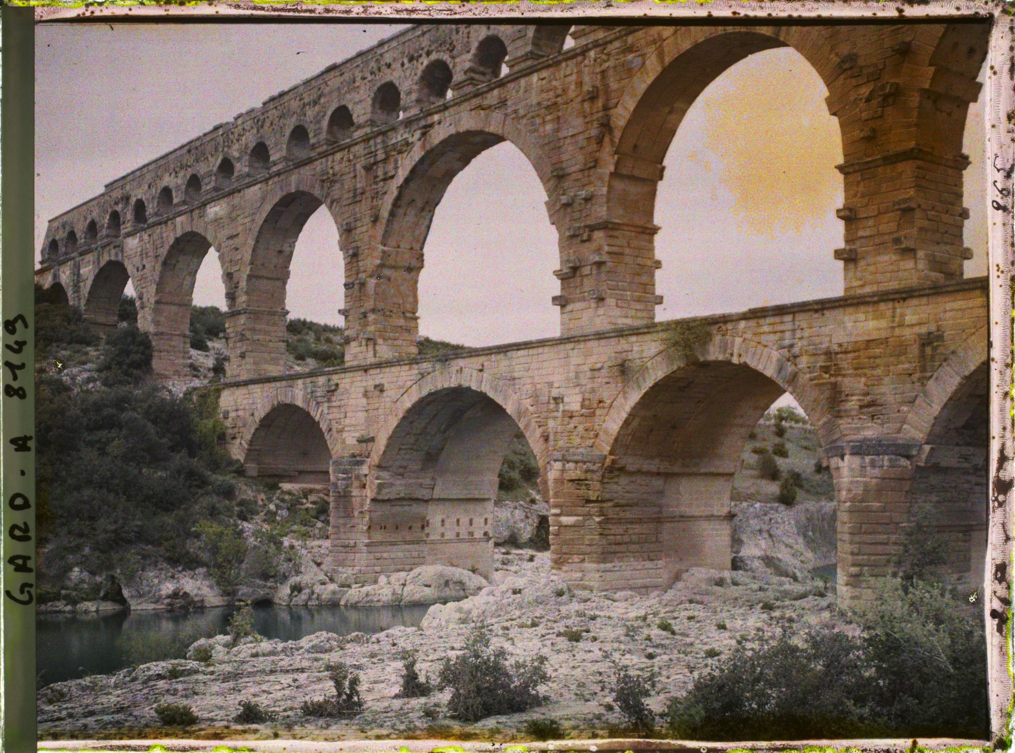 Image représentant Le pont du Gard vu de l'amont