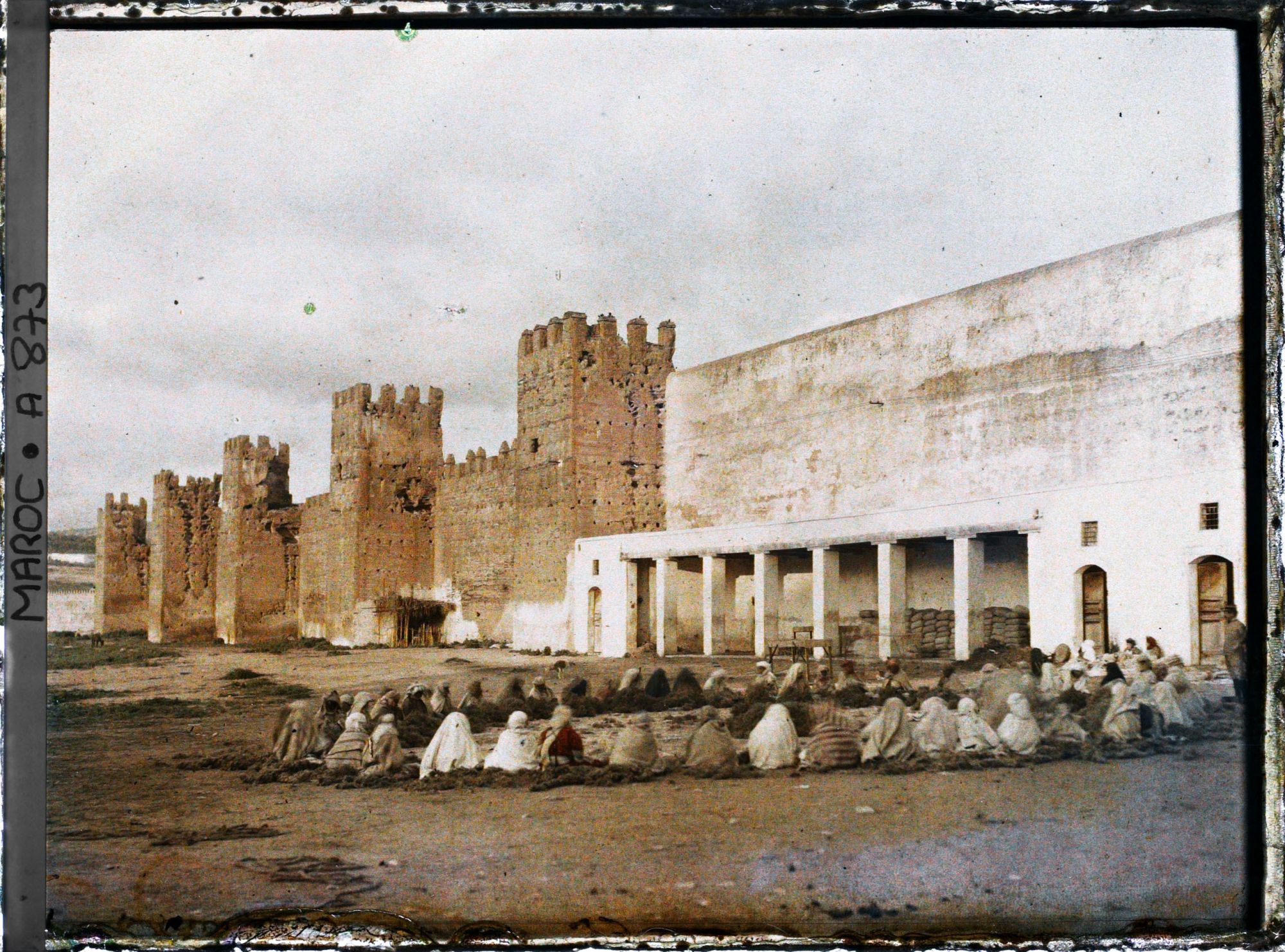 Image représentant Groupe de marocains assis en cercle sous les remparts des jardins du palais royal (Dar el Makhzen)