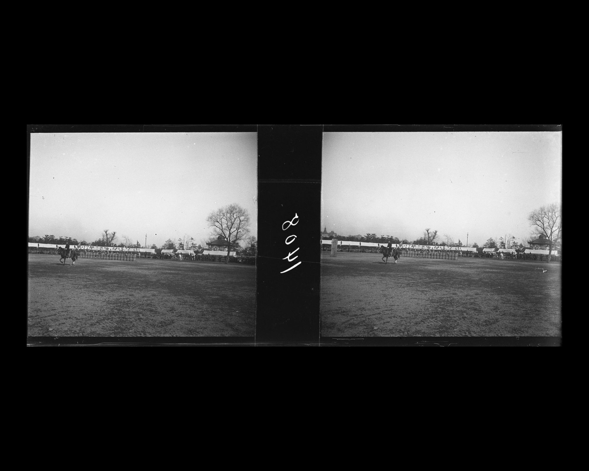 Image représentant Près du parc Hibiya, préparatifs pour la revue des pompiers