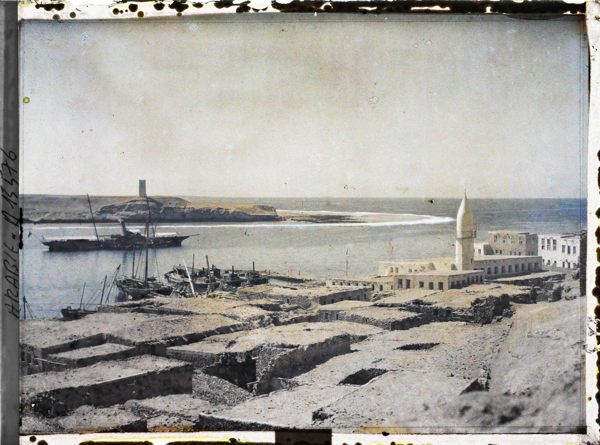 Image représentant Habitations et bateaux au port