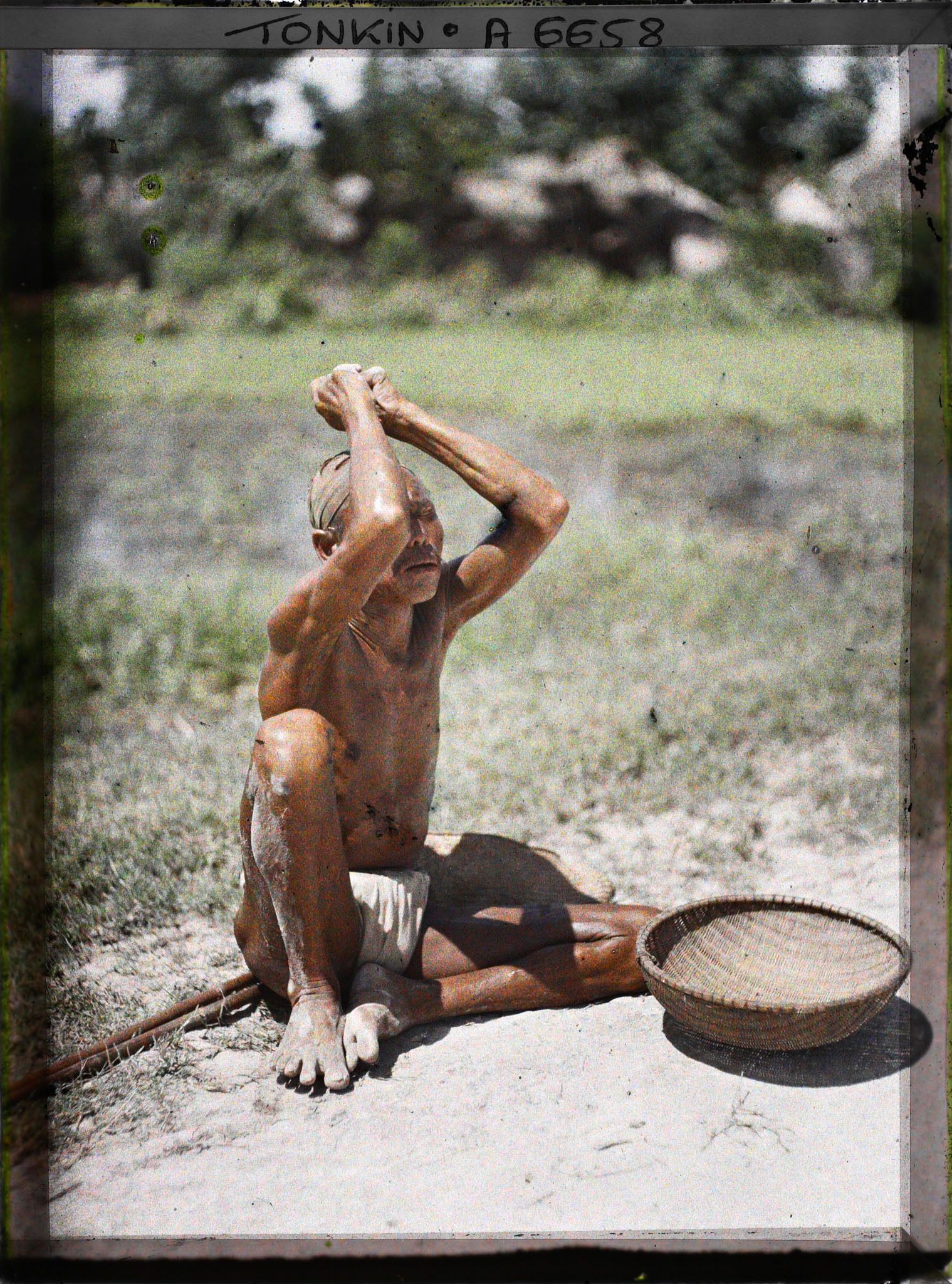 Image représentant Un mendiant aveugle implorant les passants au bord d'une route