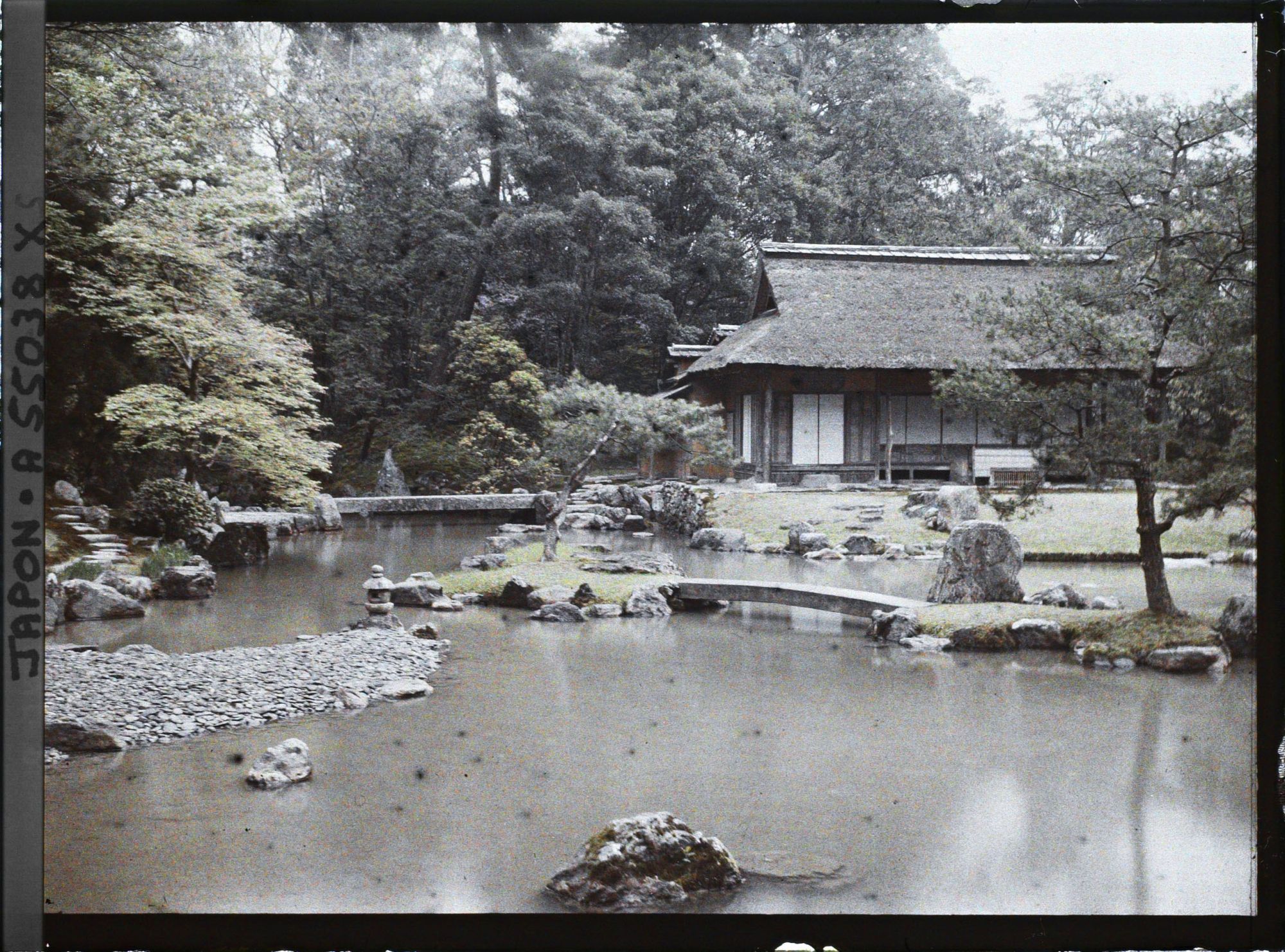 Image représentant Villa impériale de Katsura (Katsura-Rikyu) : jardin devant le pavillon de thé Shôkintei