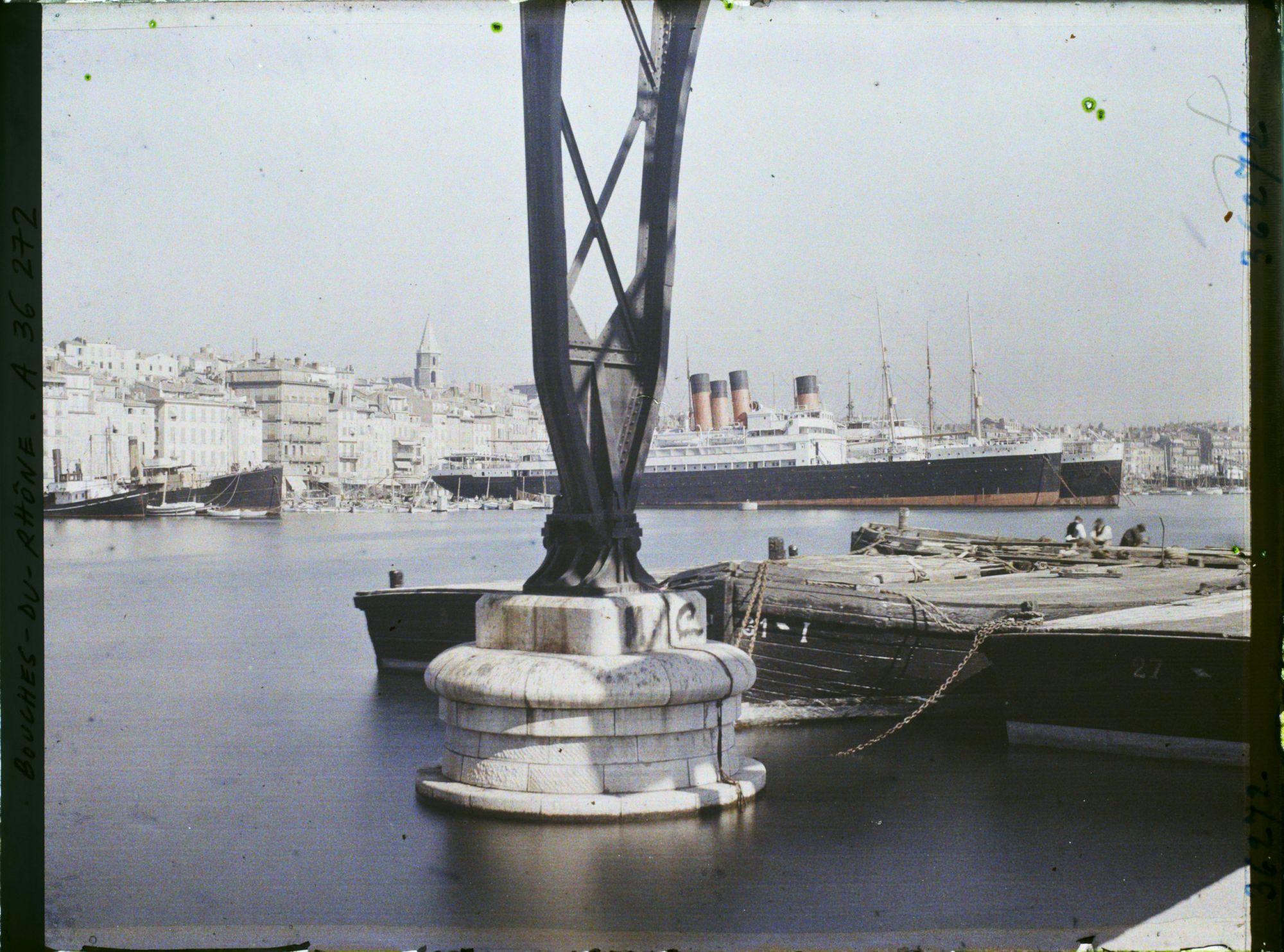 Image représentant Les bateaux amarés dans le Vieux Port, vue prise sous le pont transbordeur