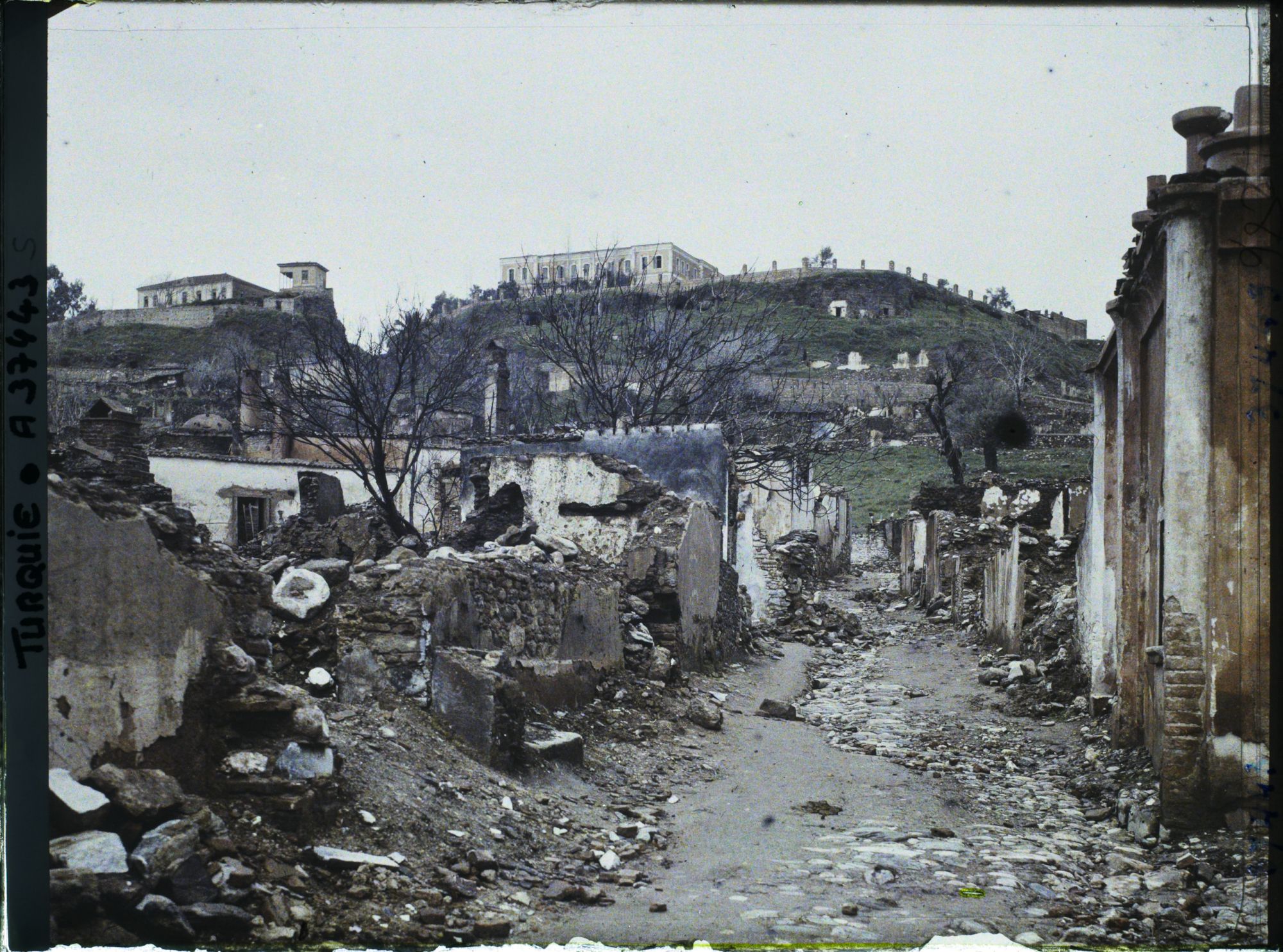 Image représentant Turquie, Aidin, Rue du Pacha, Ecole de Garçons à droite et Caserne à gauche