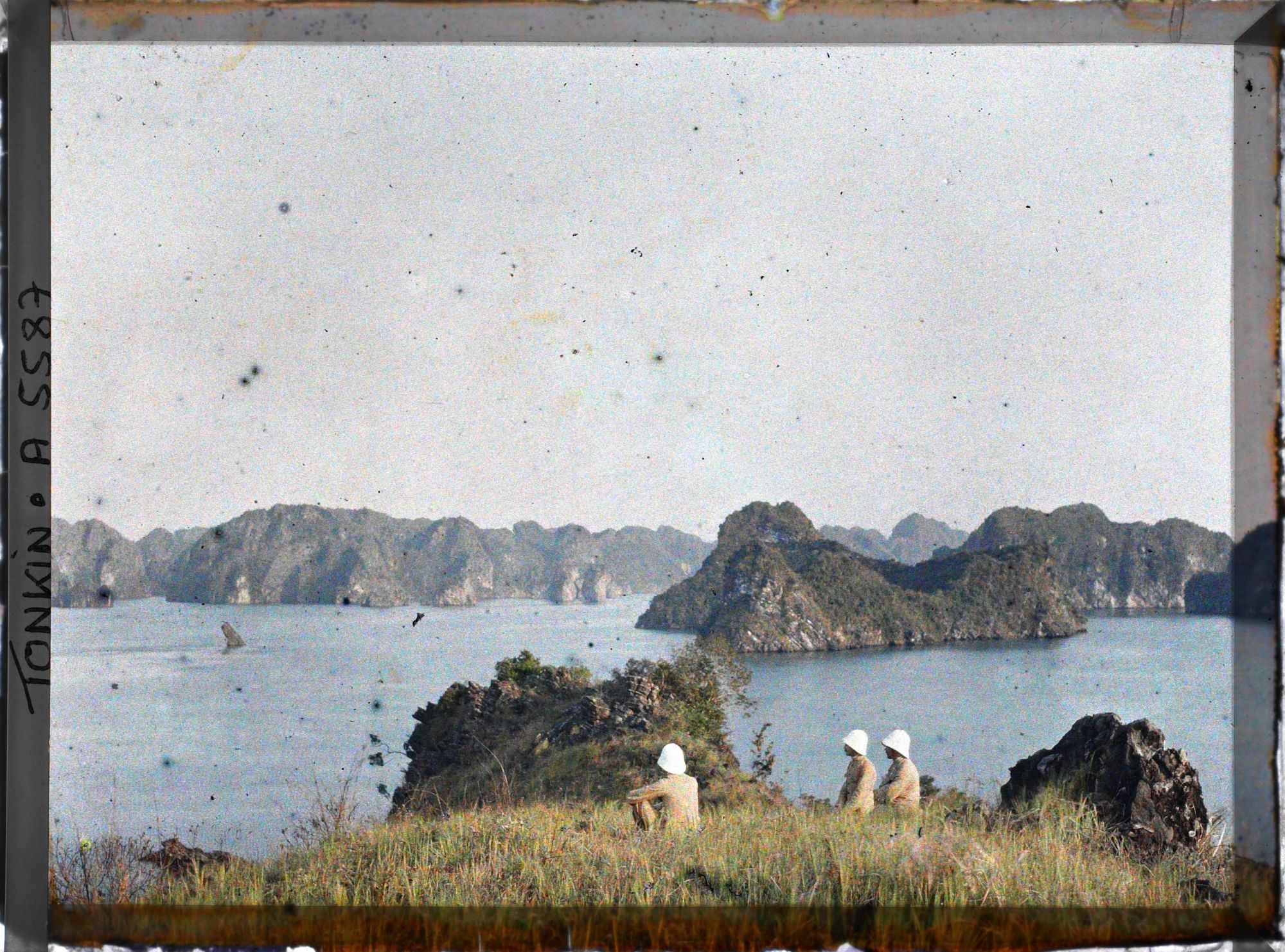 Image représentant Trois officiers de l'infanterie coloniale, sur les rochers de la " Limace" et du " Crapaud", entre Hon-gai et " Port Perceval"