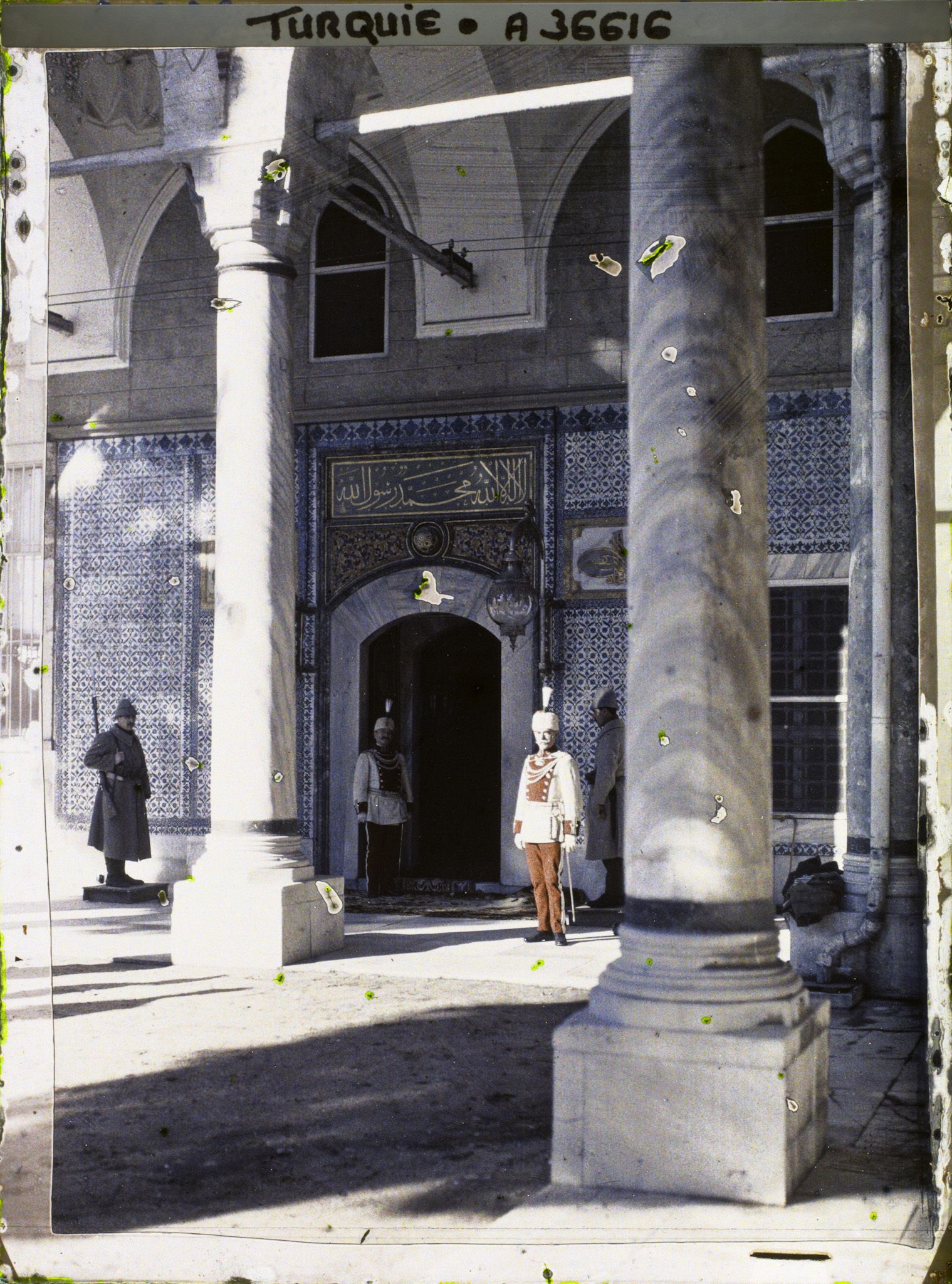 Image représentant Turquie, Constantinople , Fête de l'investiture du Calife, Kirkai Seadetle, la porte du manteau sacré du Prophète et des Saintes Reliques