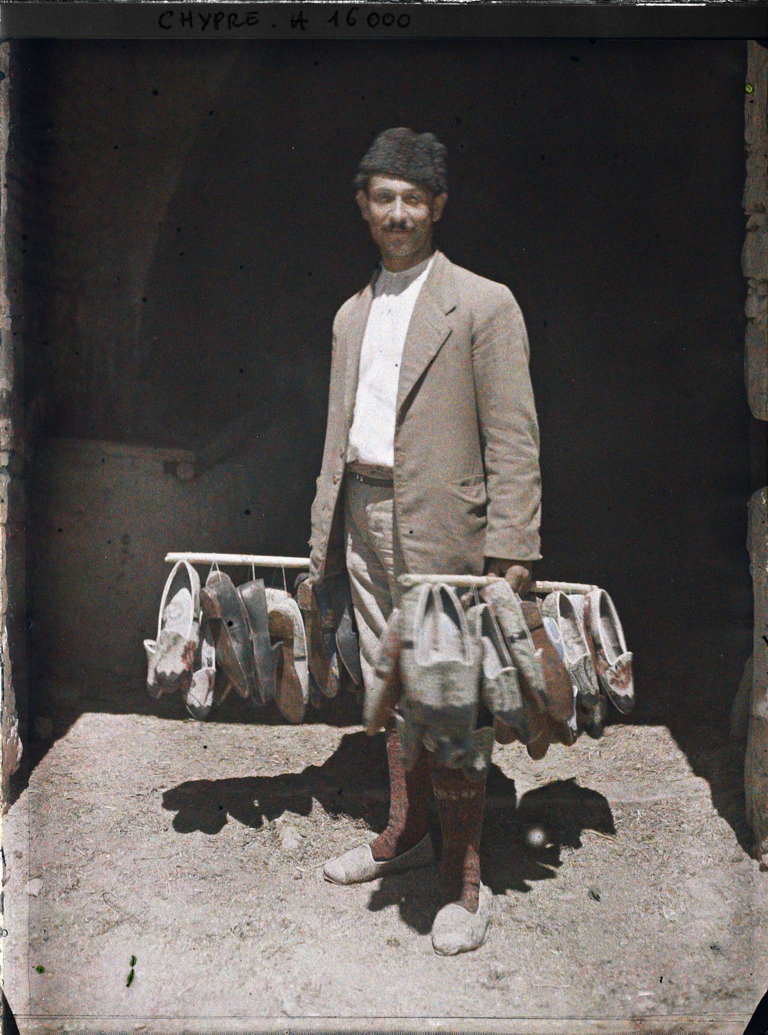 Image représentant Un marchand de chaussures ambulant