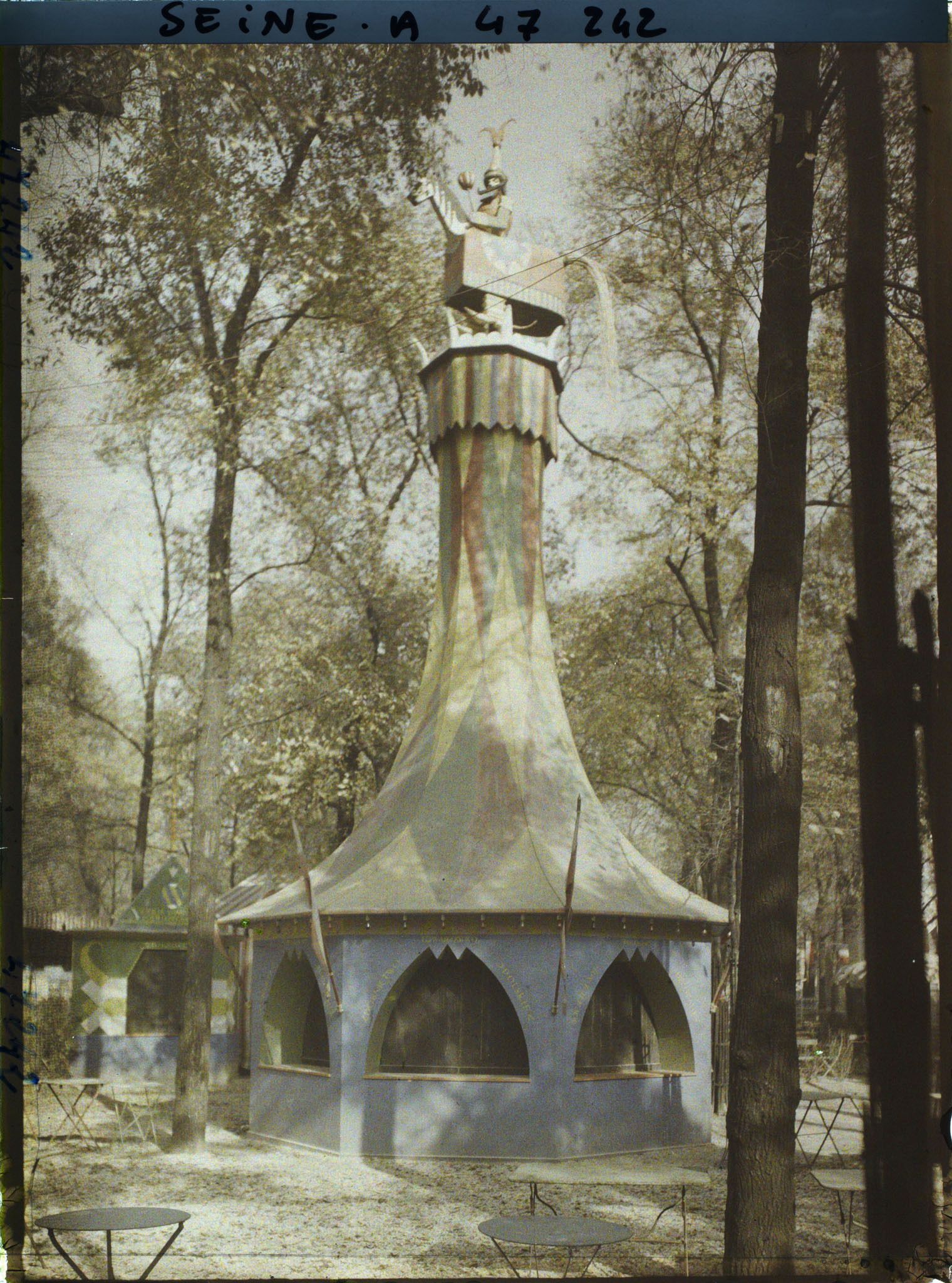 Image représentant L'Exposition des arts décoratifs, Section polonaise aux Quinconces des Invalides, kiosque du Tartare de Cracovie
