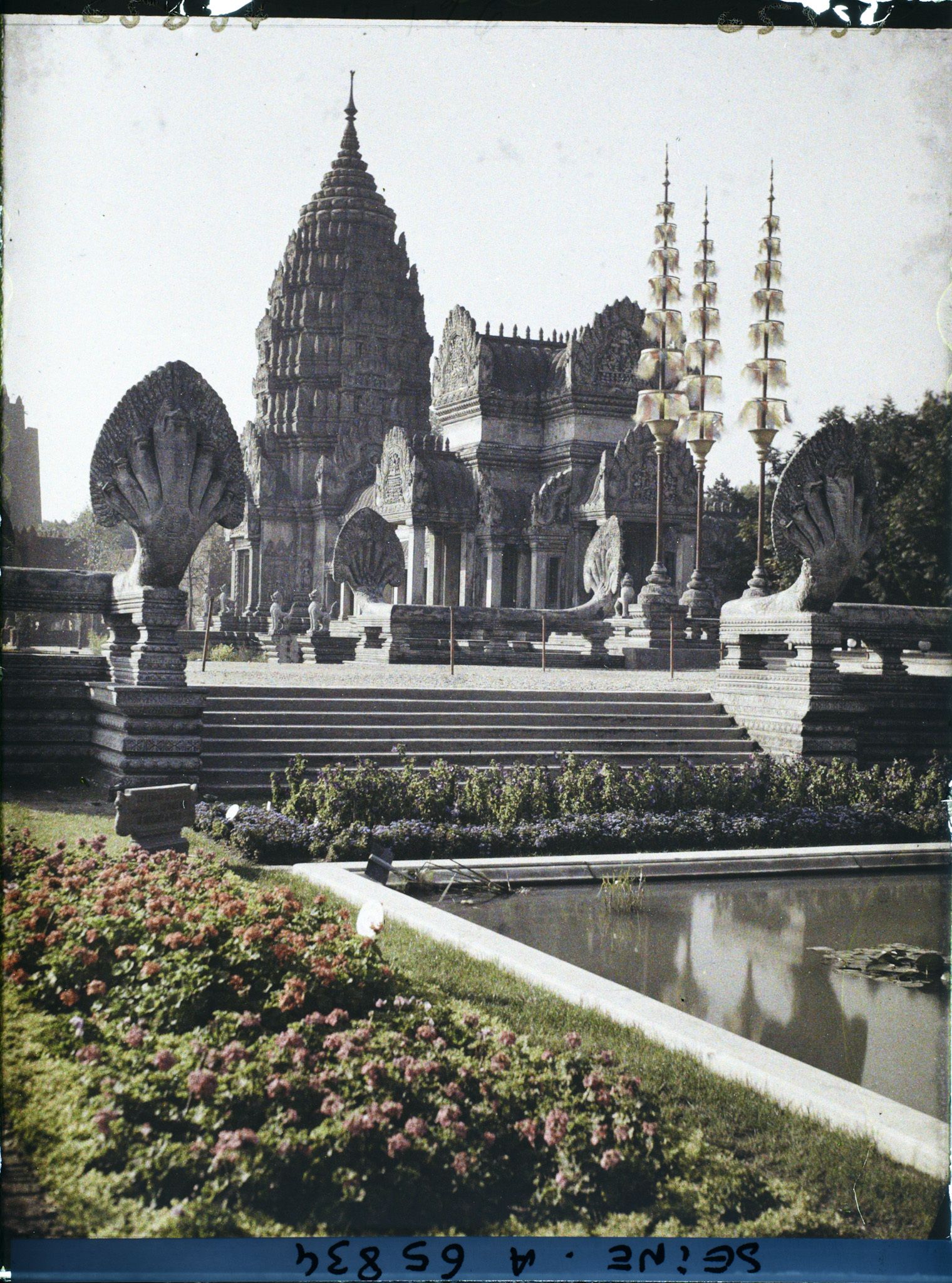 Image représentant L'Exposition Coloniale Internationale de 1931, le pavillon de gauche du temple d'Angkor Vat