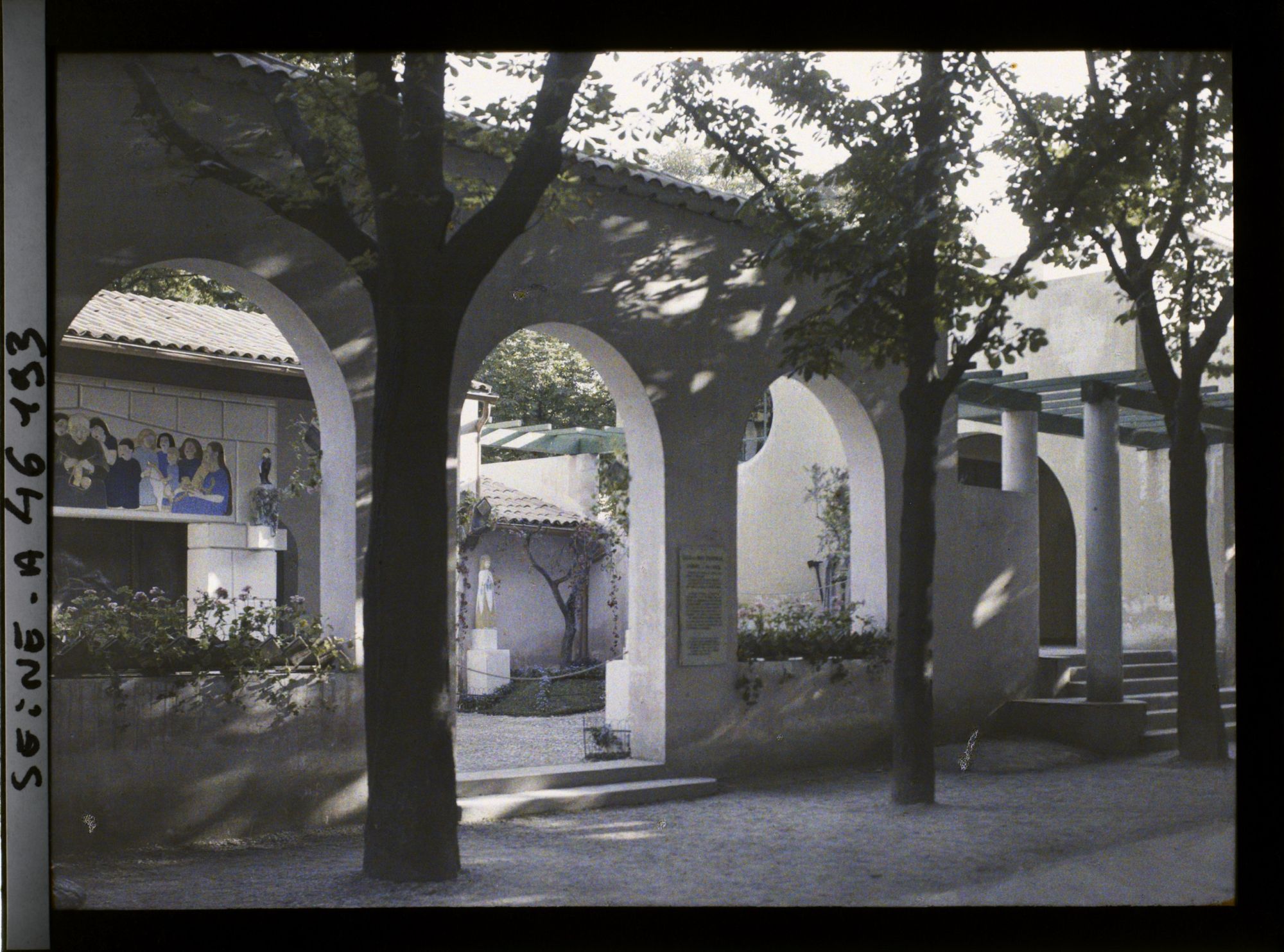 Image représentant L'Exposition des arts décoratifs, Pavillon de la Provence, sur le cours la Reine
