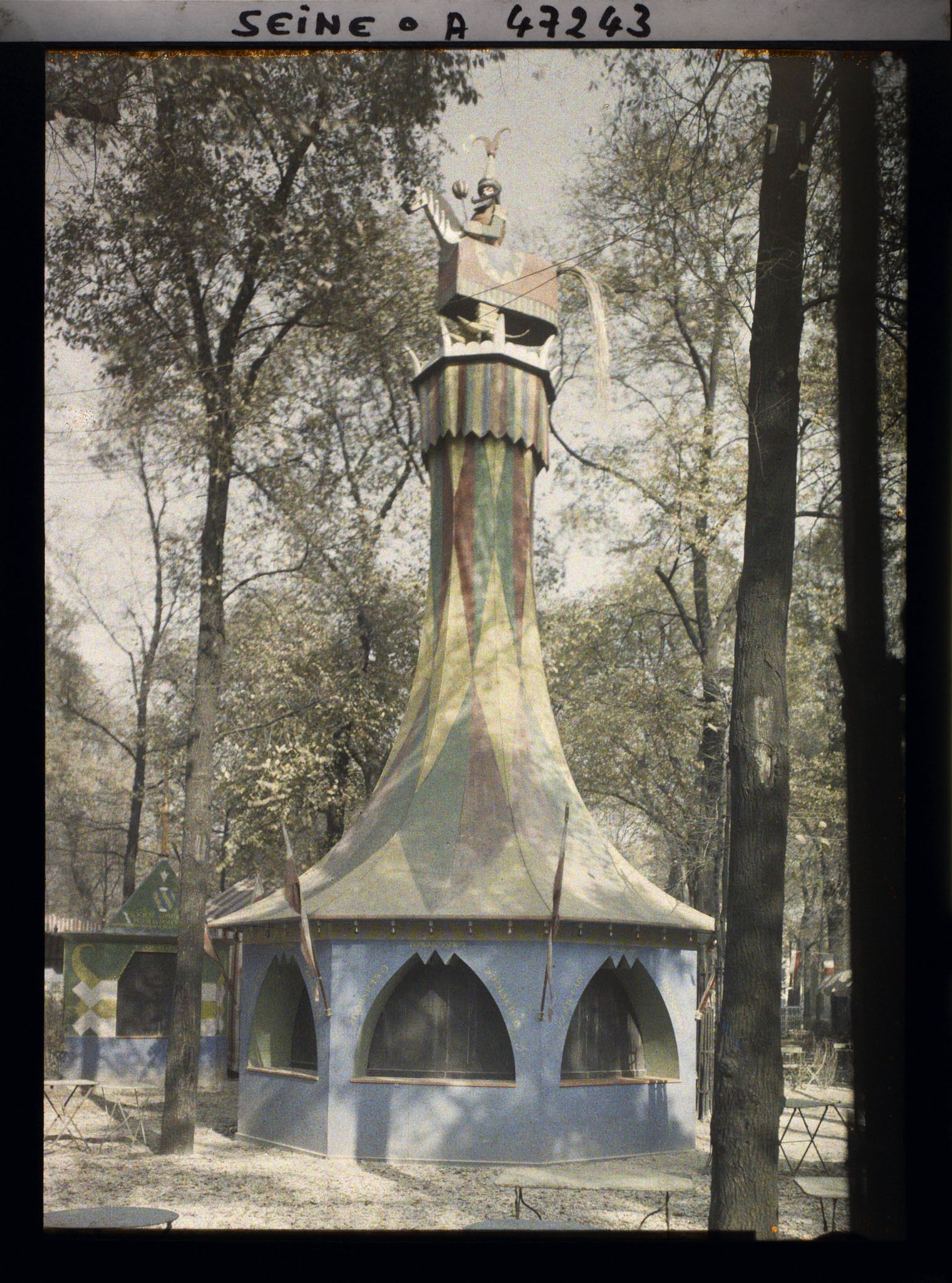 Image représentant L'Exposition des arts décoratifs, Section polonaise aux Quinconces des Invalides, kiosque du Tartare de Cracovie