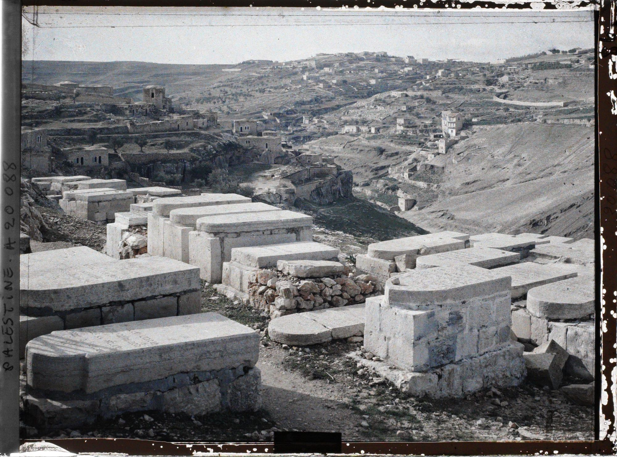 Image représentant Village de Siloé observé depuis un cimetière juif