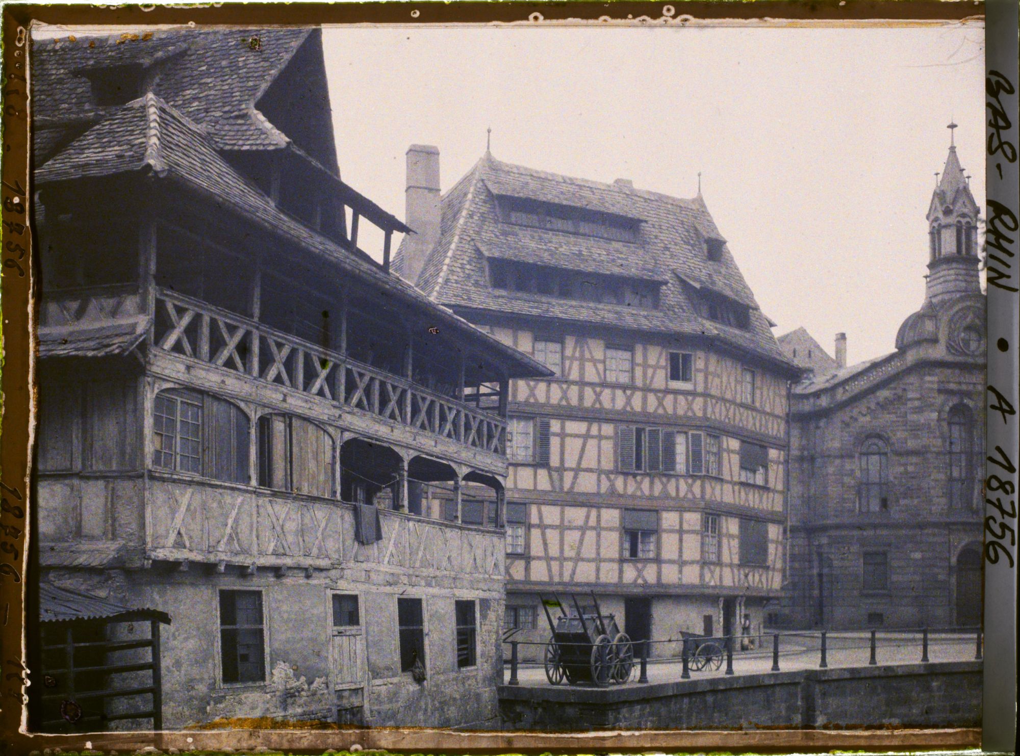 Image représentant La Maison des Tanneurs et le Temple de Sion, place Benjamin-Zix