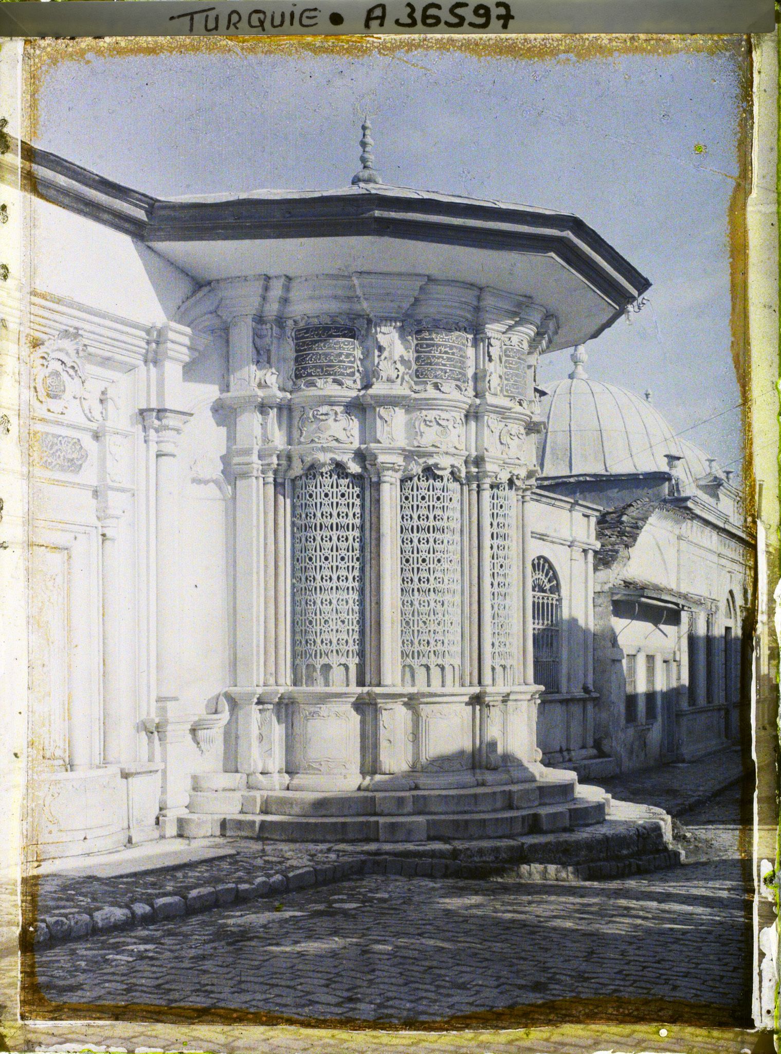 Image représentant Mausolée faisant saillie d'un mur dans le cimetière de l'Eyüp Sultan Camii