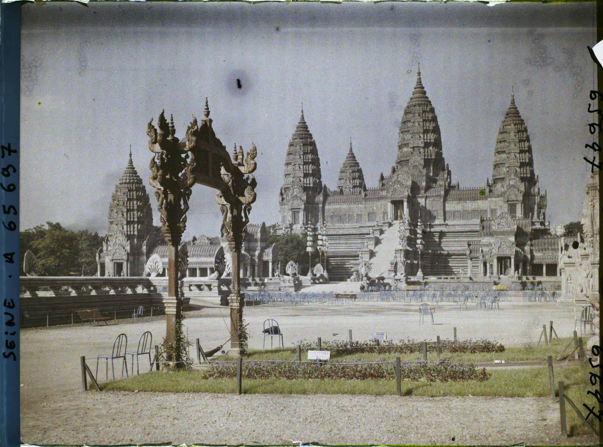 Image représentant L'Exposition Coloniale Internationale de 1931, le temple d'Angkor Vat et le portique du Cambodge