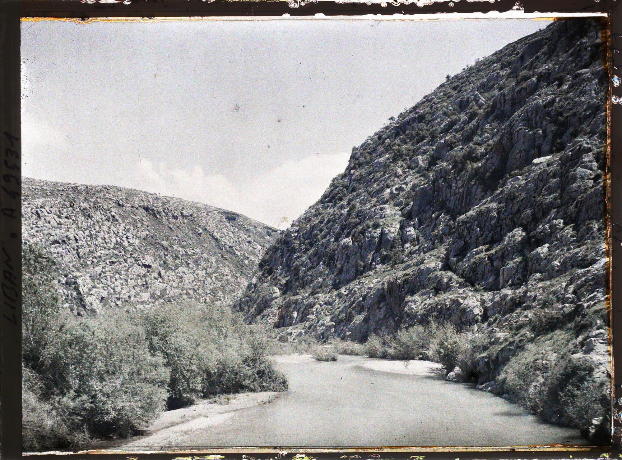 Image représentant Les gorges de Nahr El-Kelb, vues depuis le pont arabe
