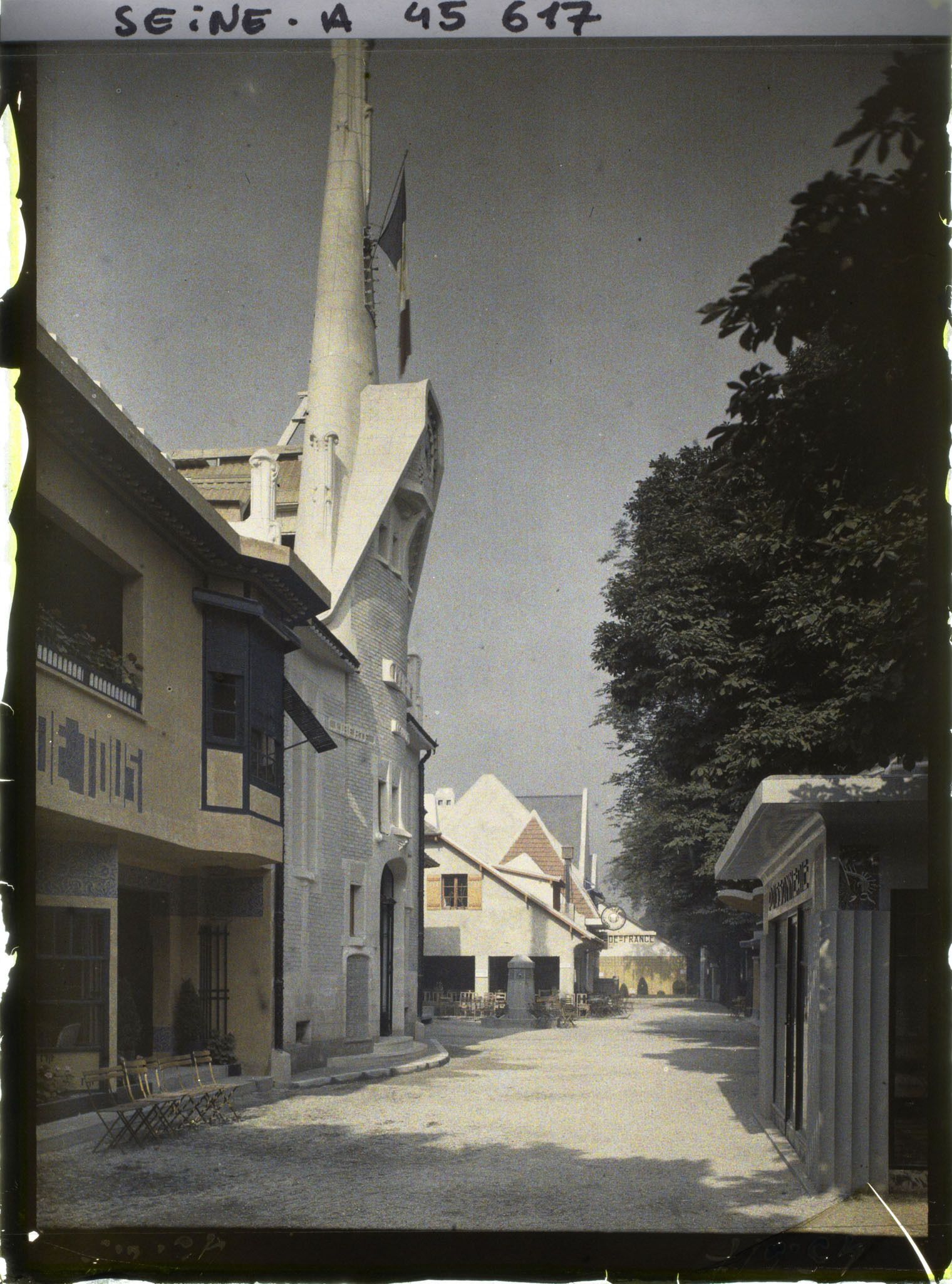 Image représentant L'Exposition des arts décoratifs, le Village français sous la direction de Charles Genuys, Mairie