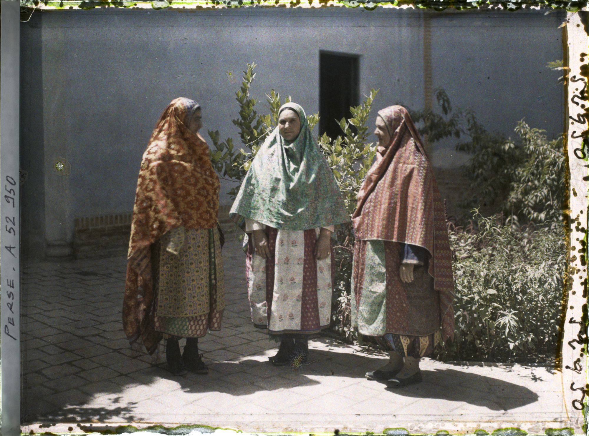 Image représentant Femmes guèbres en costume (traditionnels de profil, moderne de face)