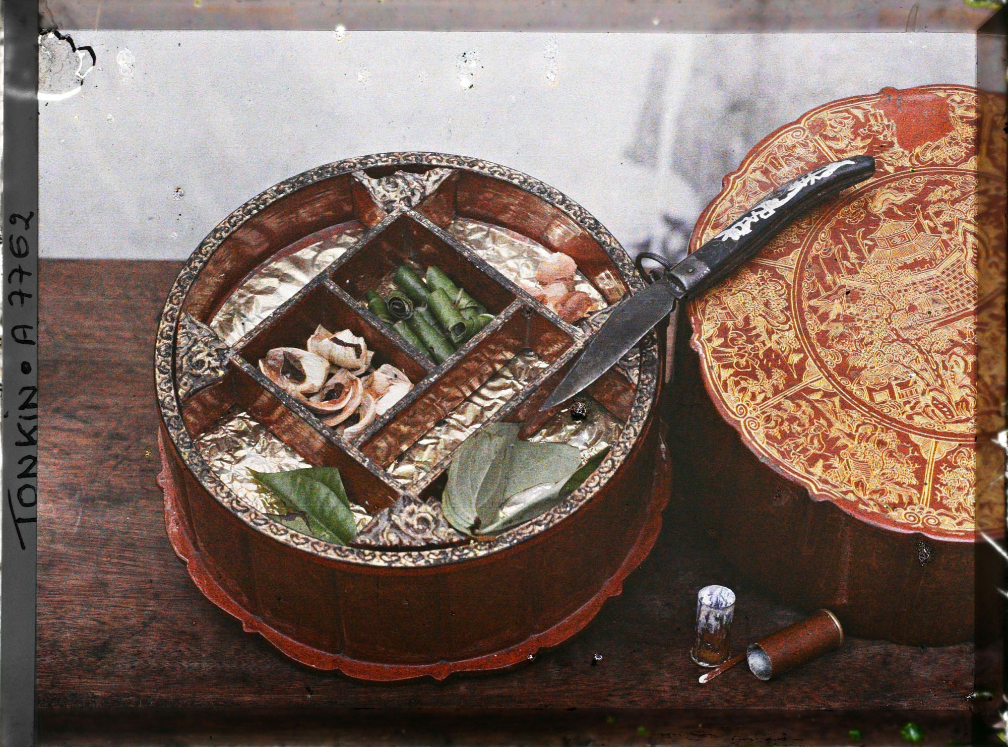 Image représentant Une boîte à bétel ouvragée, présentée ouverte