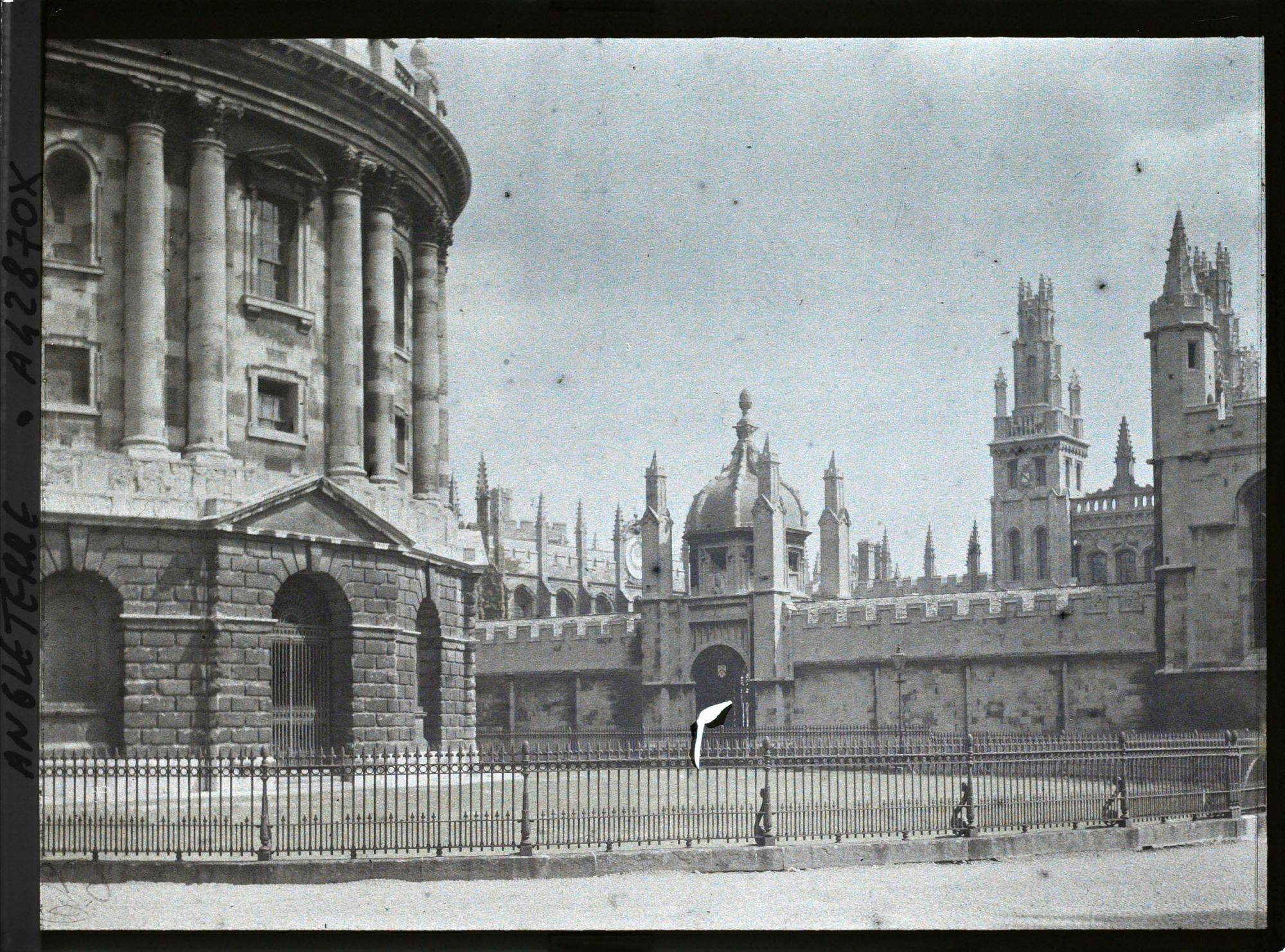 Image représentant La Radcliffe Science Library. A droite, la Bodleian Library et le All Souls College