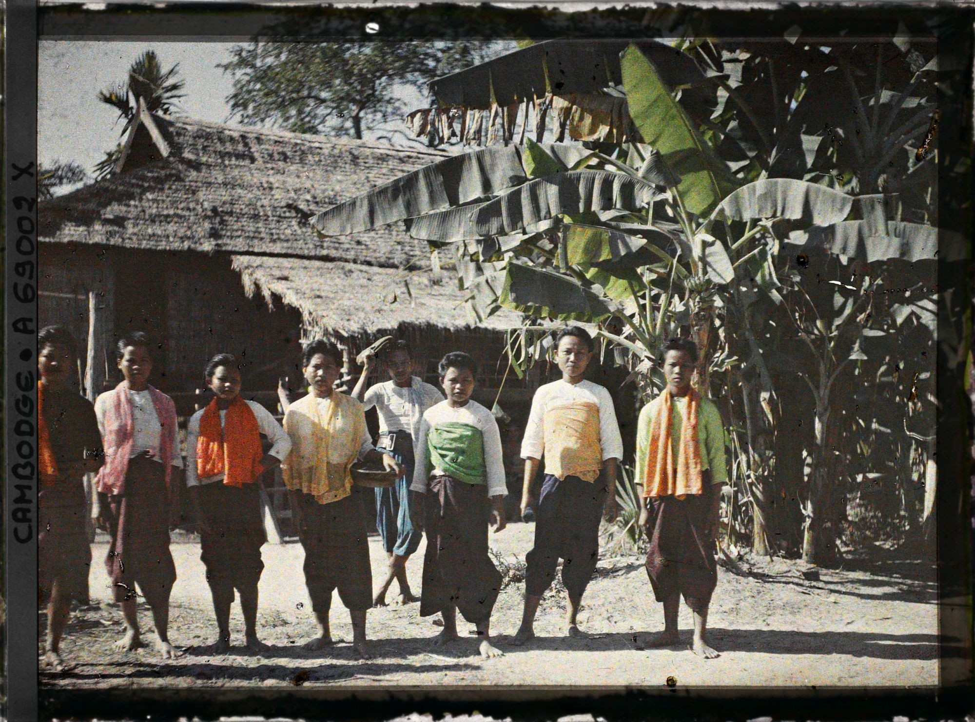 Image représentant Des villageoises d'ethnie badak devant une habitation