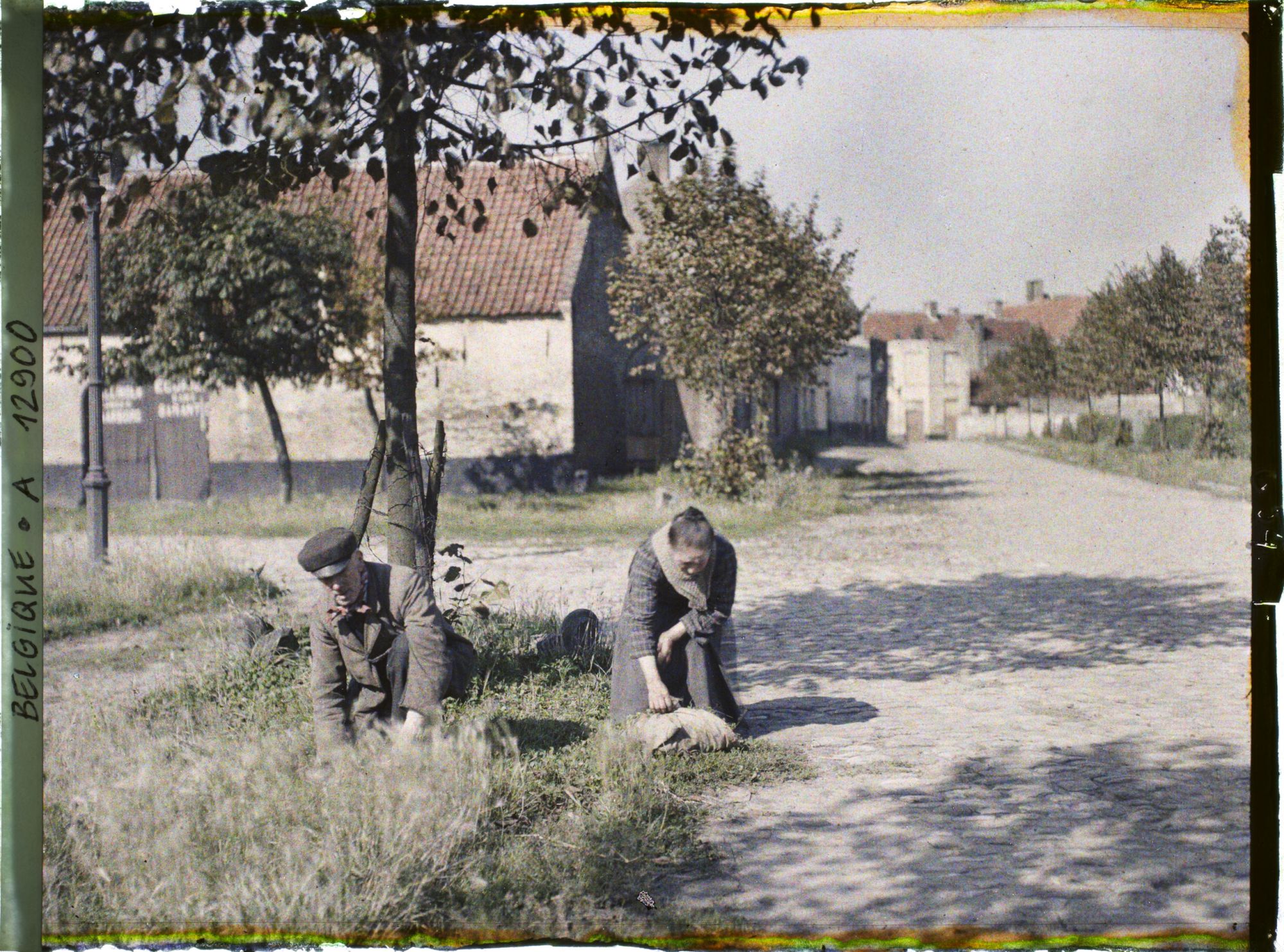Image représentant Belgique, Furnes, On coupe l'herbe dans les rues