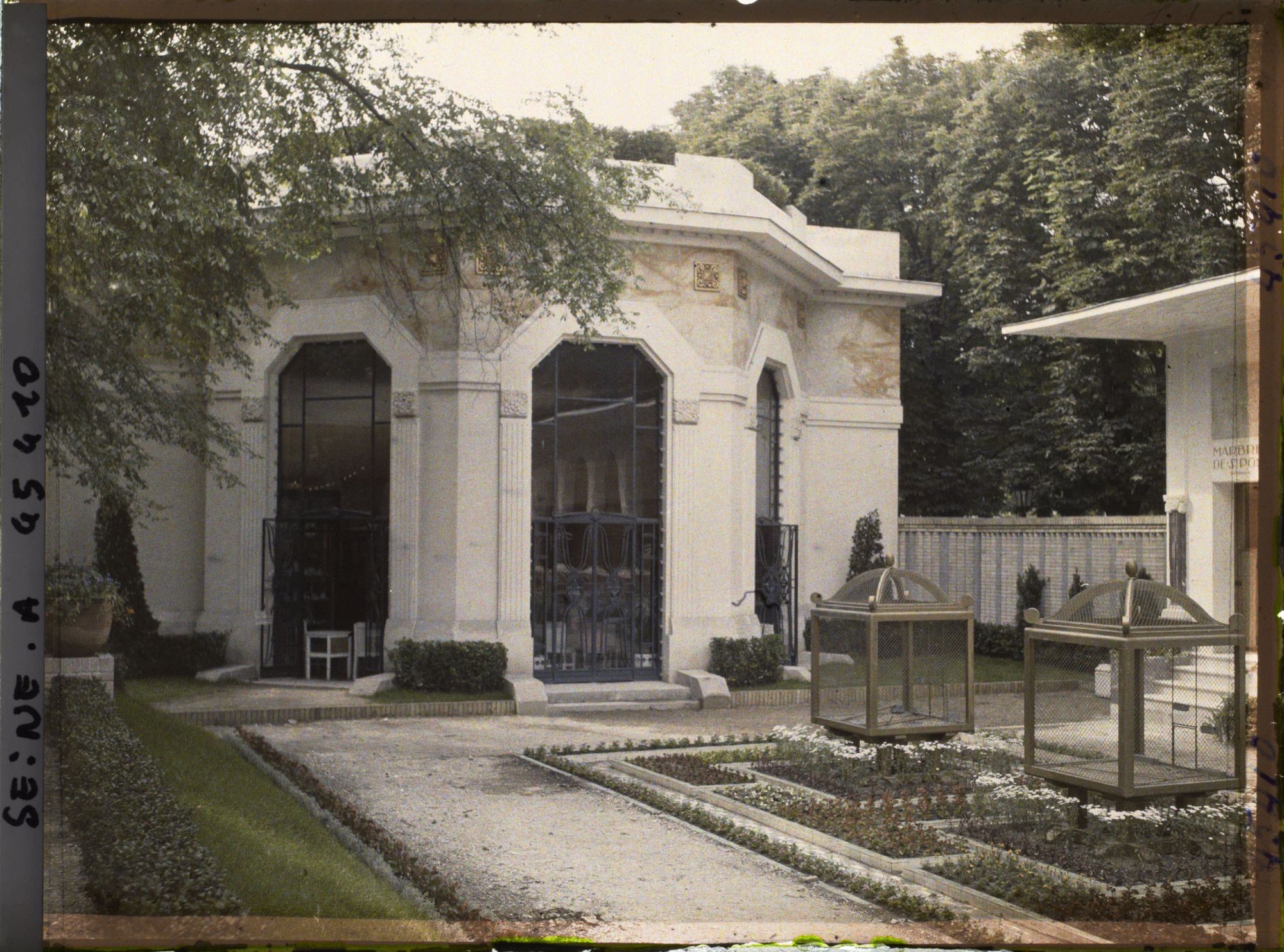 Image représentant L'Exposition des arts décoratifs, Jardin des Oiseaux, près du pavillon de la Ville de Paris et des Marbreries de St Pons