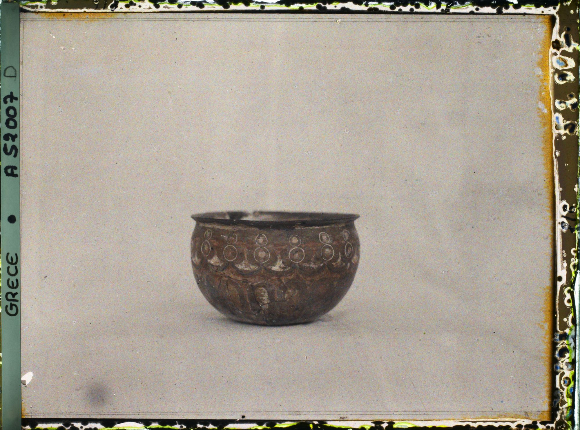 Image représentant Musée archéologique - Vase rond très ouvert, orné de motifs floraux peints provenant de Cnossos