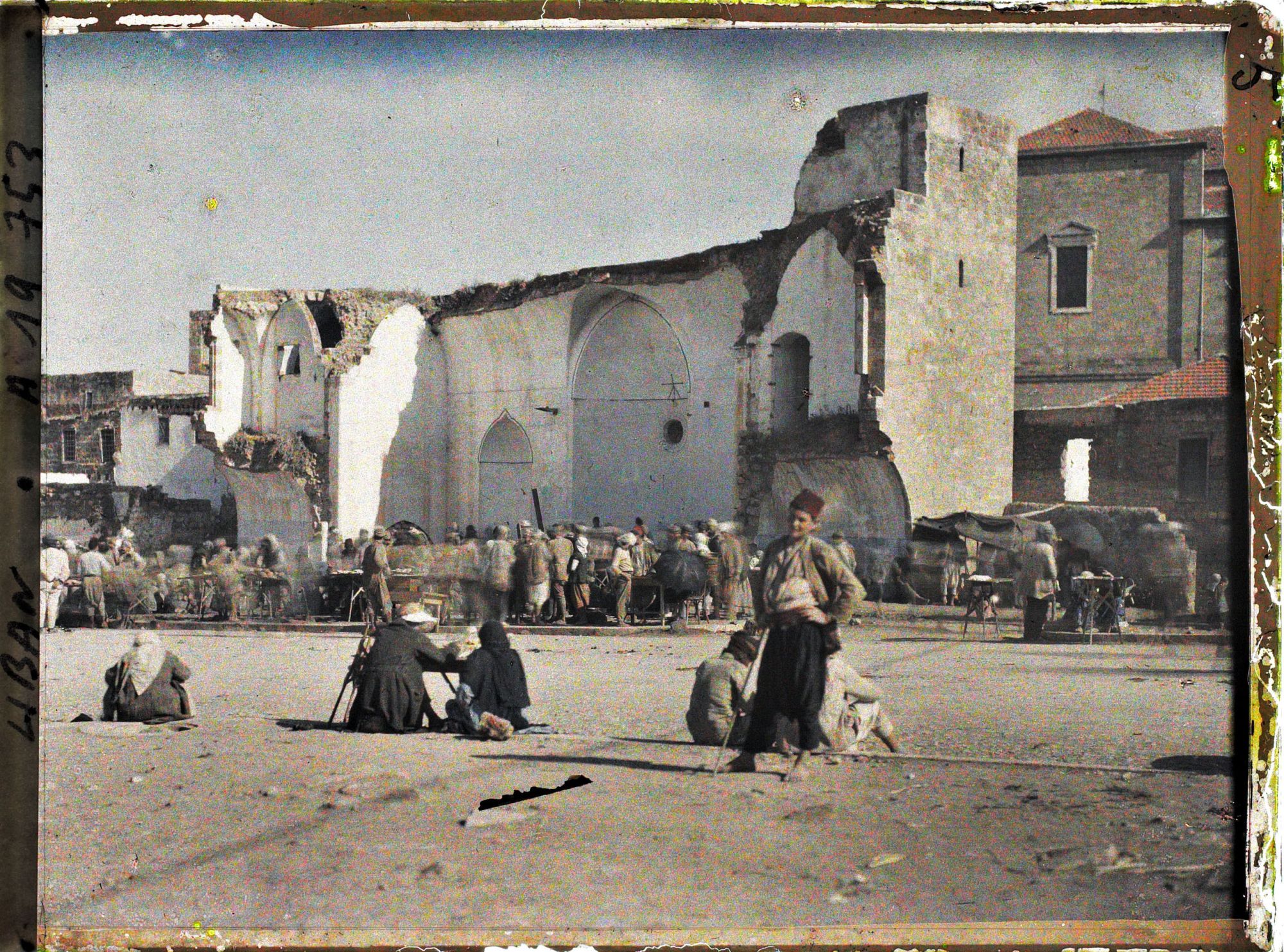 Image représentant Marché en plein air sur une place, près d'une mosquée détruite