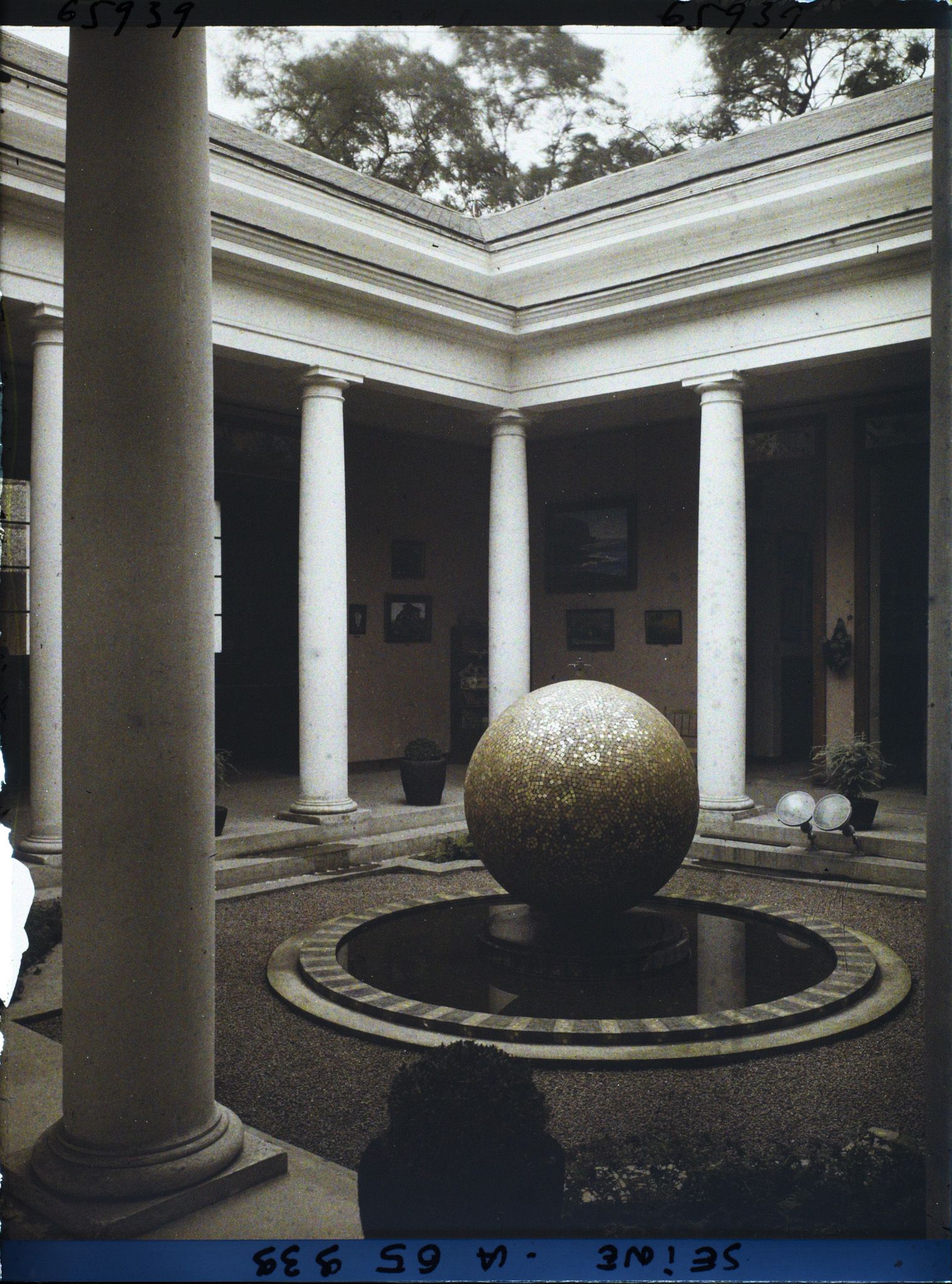 Image représentant L'Exposition Coloniale Internationale de 1931, la cour du pavillon de la Réunion