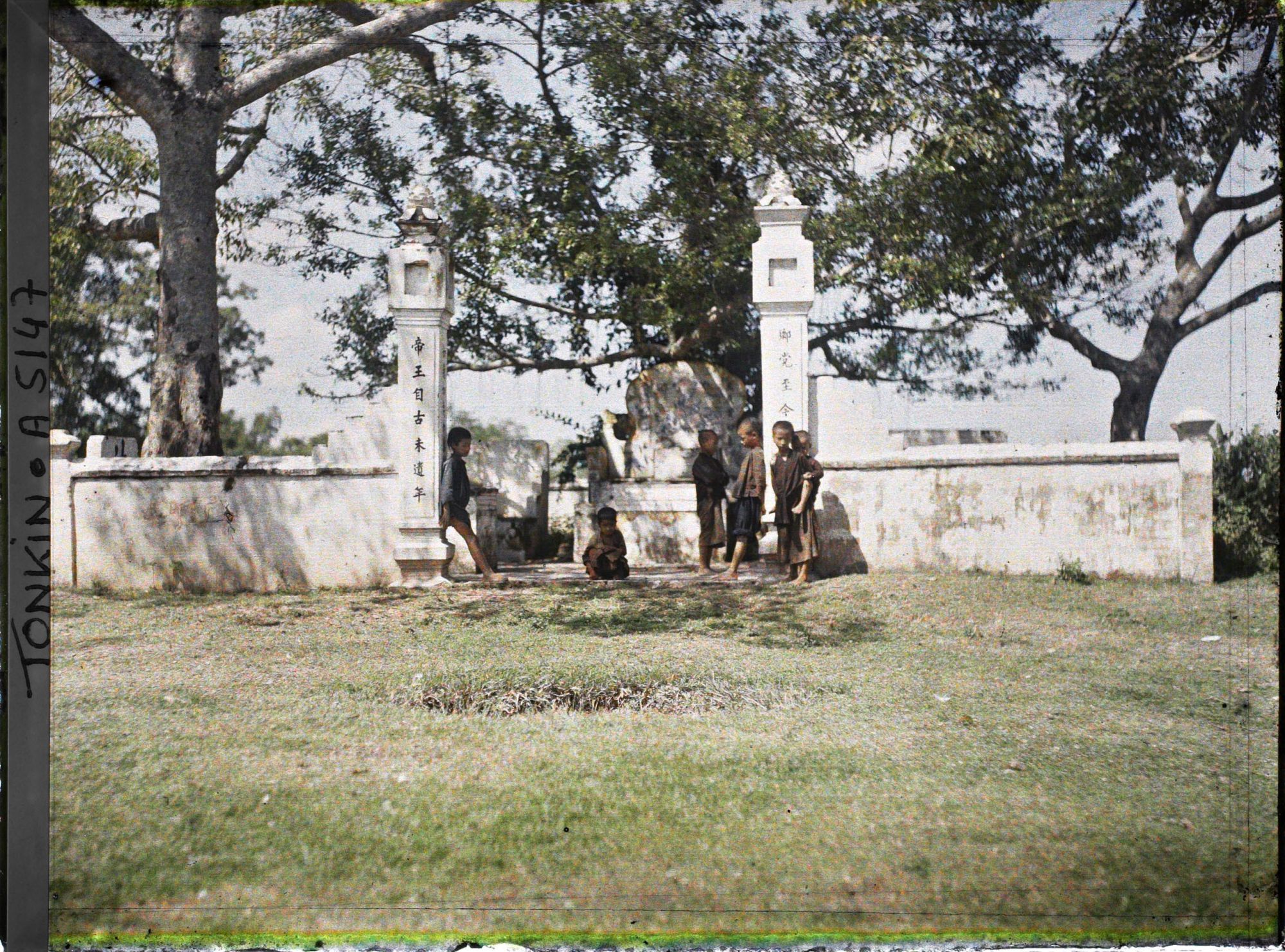 Image représentant Un groupe d'enfants près d'un autel champêtre