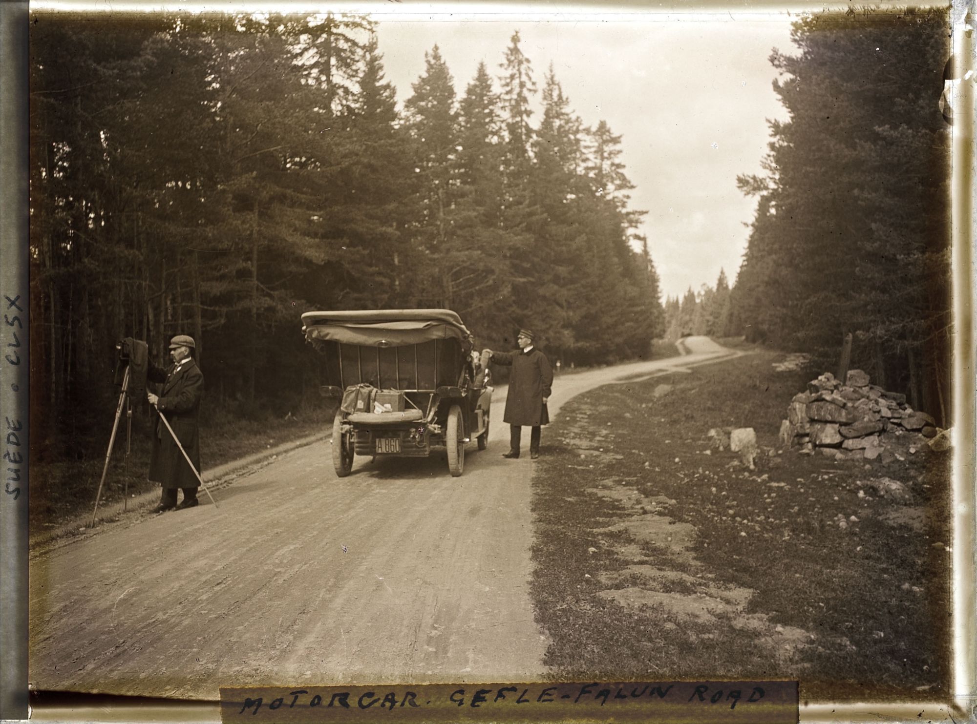 Image représentant Auguste Léon réglant son appareil photographique et photographié par Anders Beer Wilse