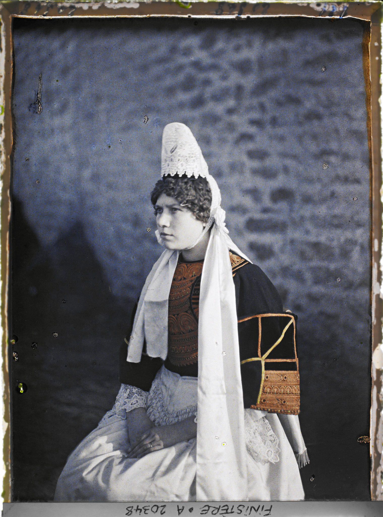 Image représentant Madame Lisette Tual en costume de mariée