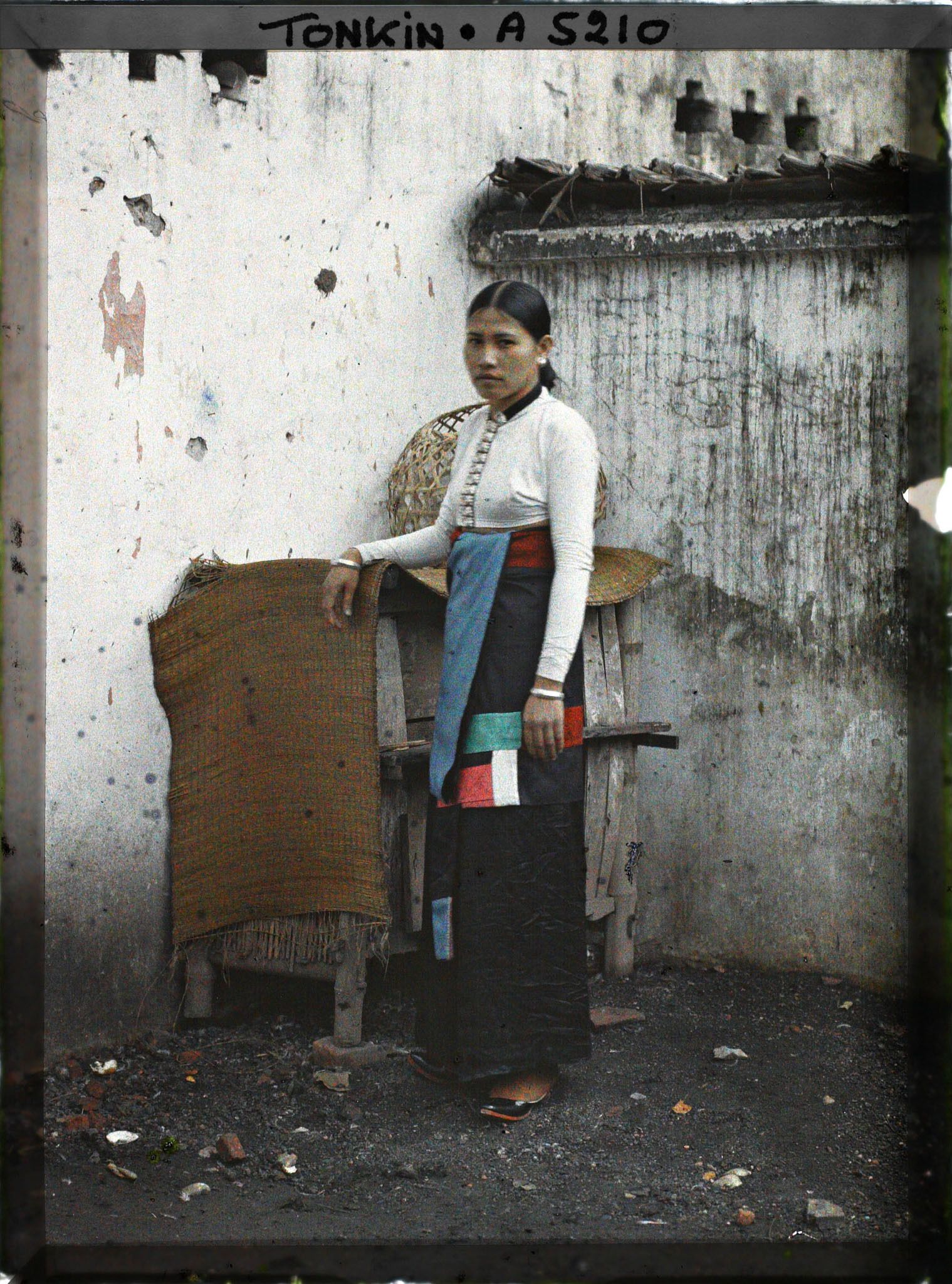 Image représentant Une jeune femme d'ethnie thaï, originaire de Lai-chau (Mg Lai) dans la haute région tonkinoise