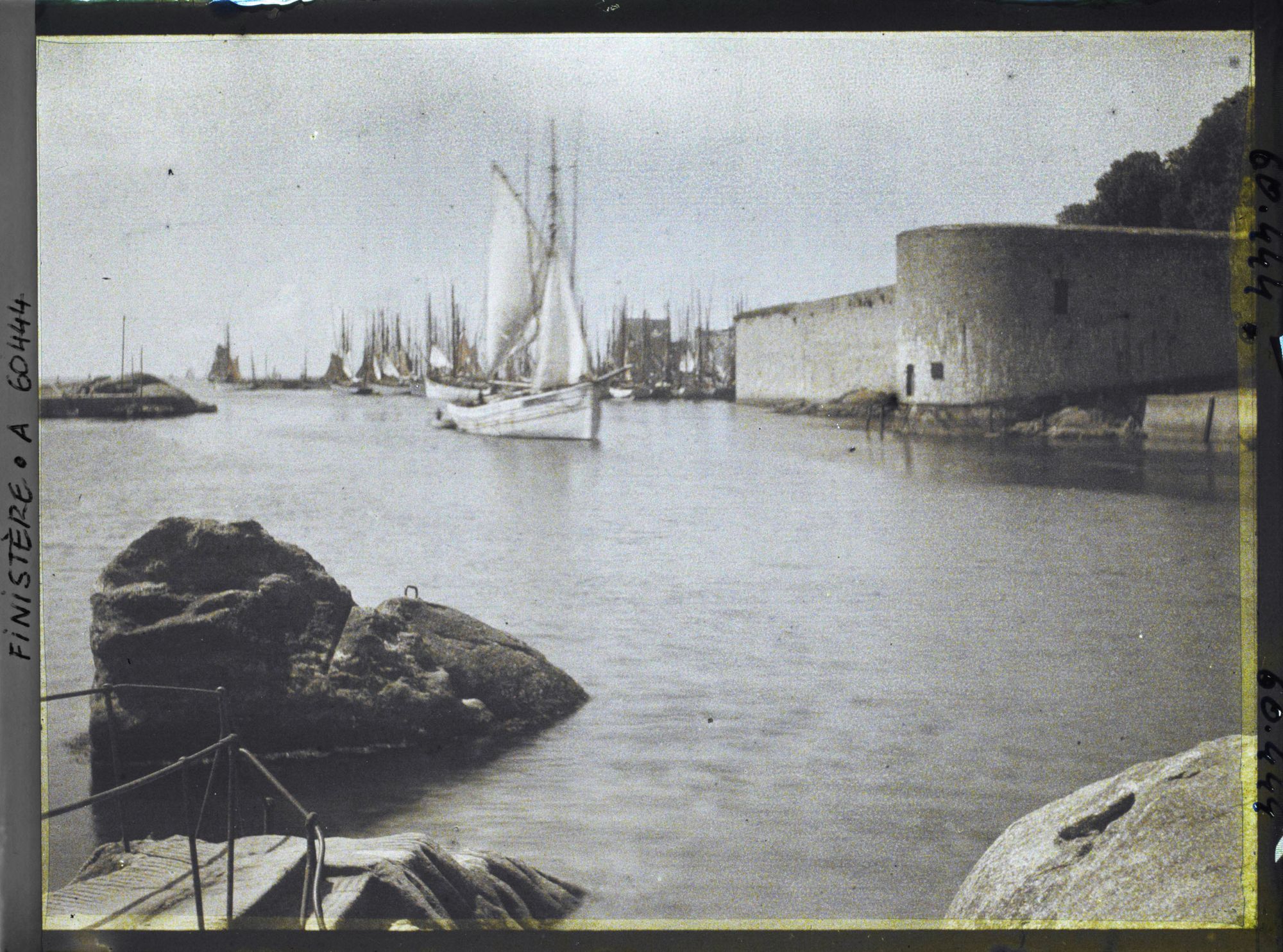 Image représentant Les remparts et le port