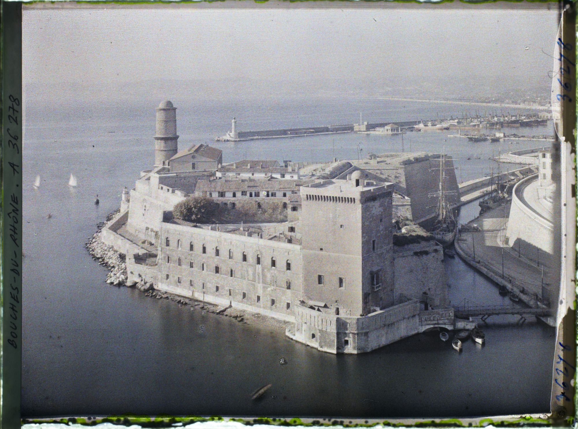 Image représentant Le fort Saint-Jean et le phare de Sainte-Marie