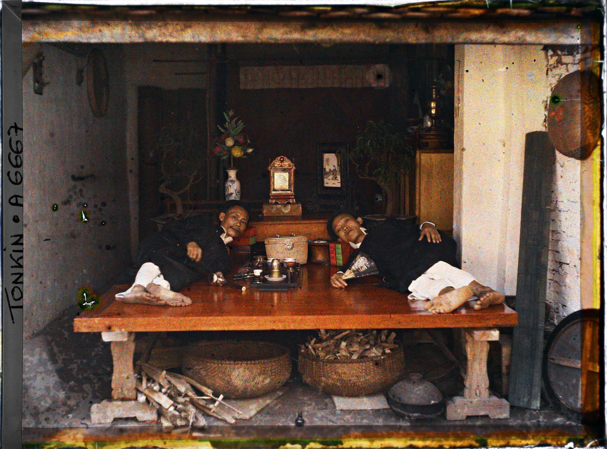 Image représentant Deux fumeurs d'opium, de classe moyenne, allongés