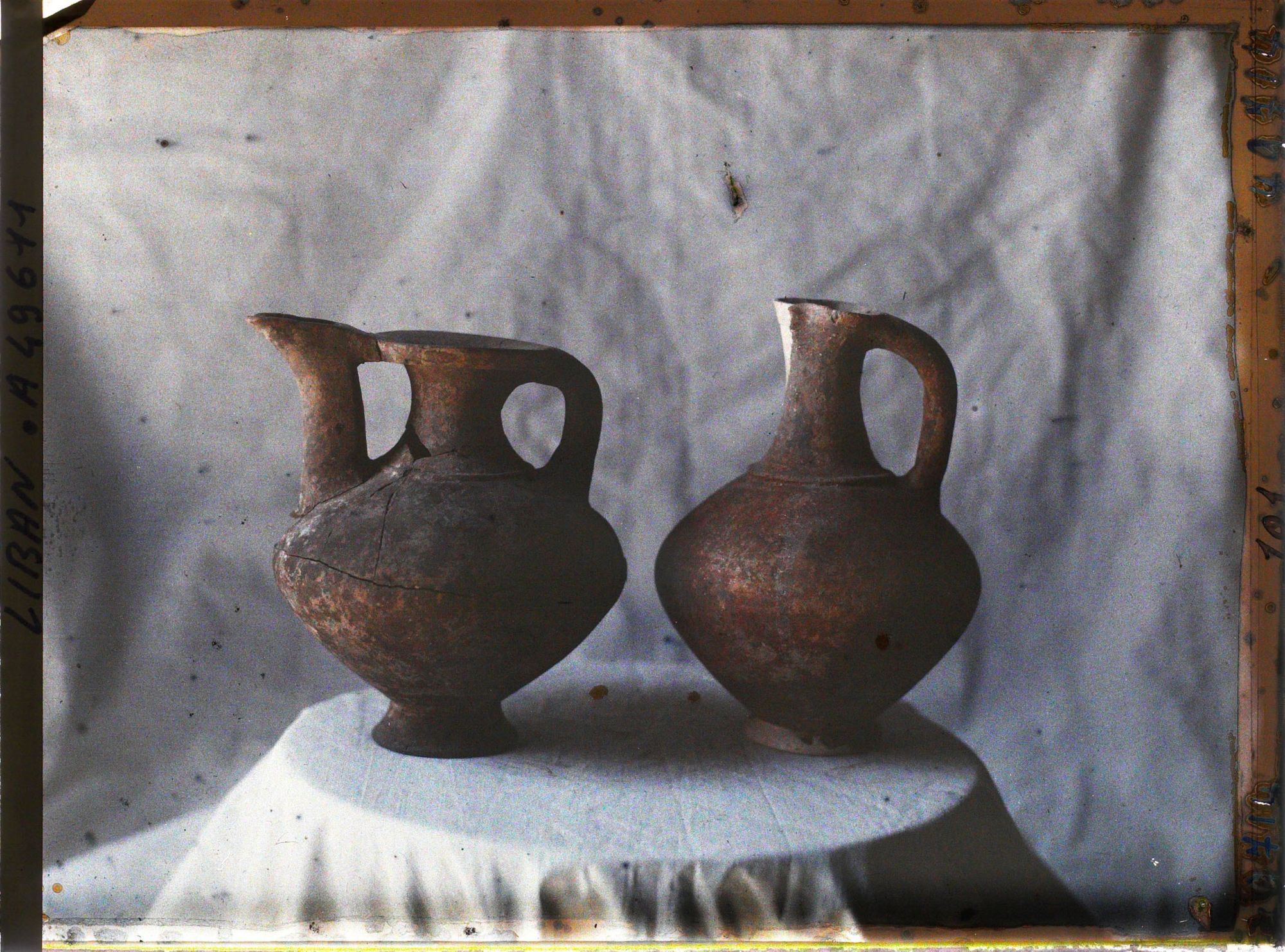 Image représentant Deux vases en terre cuite provenant de Byblos et conservés au musée national