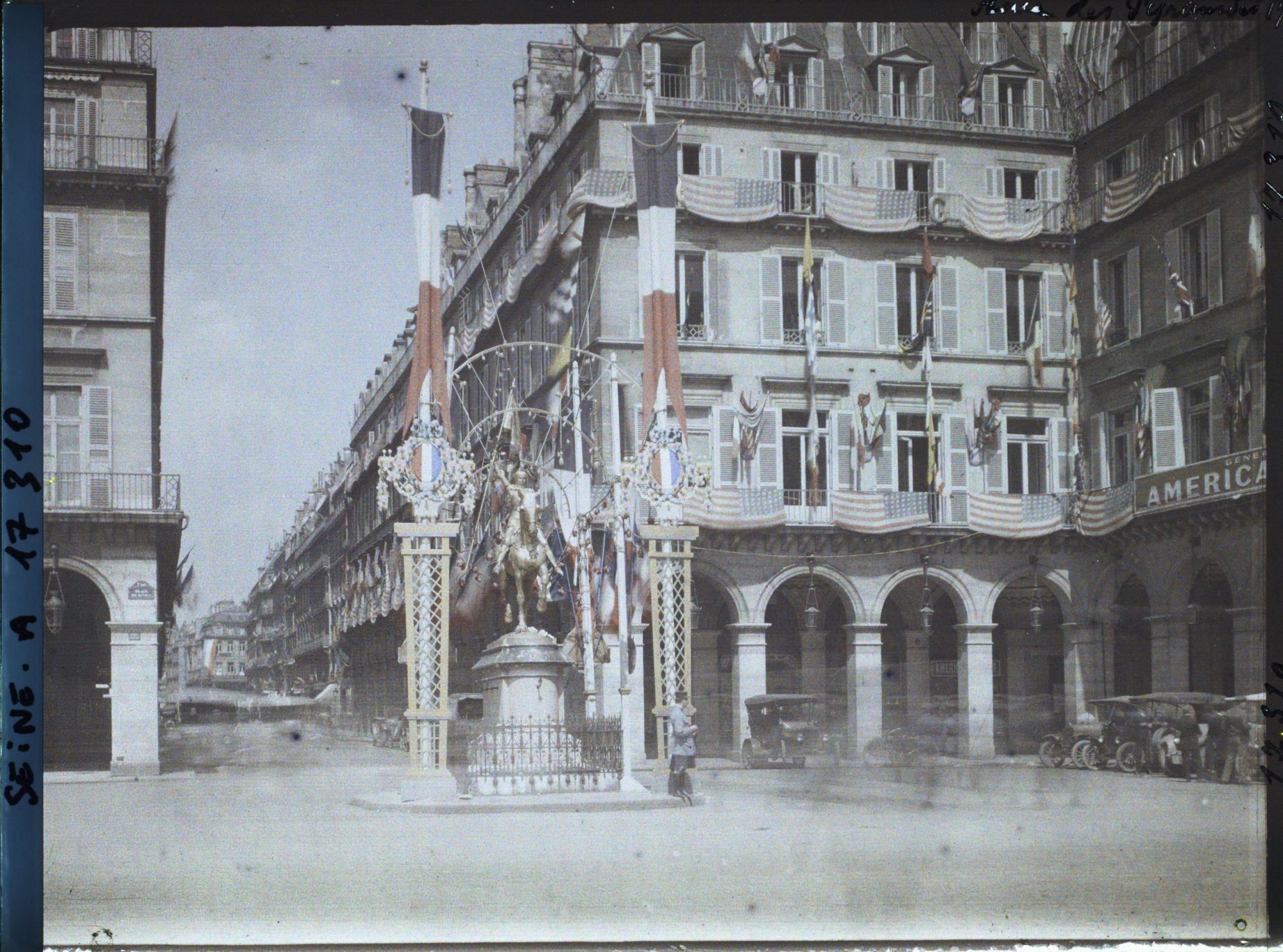 Image représentant Pavoisements au quartier général de la Croix-Rouge américaine à l'Hôtel Regina et décorations autour de la statue de Jeanne d'arc place de Rivoli (actuelle place des Pyramides) pour les fêtes de la Victoire des 13 et 14 juillet 1919
